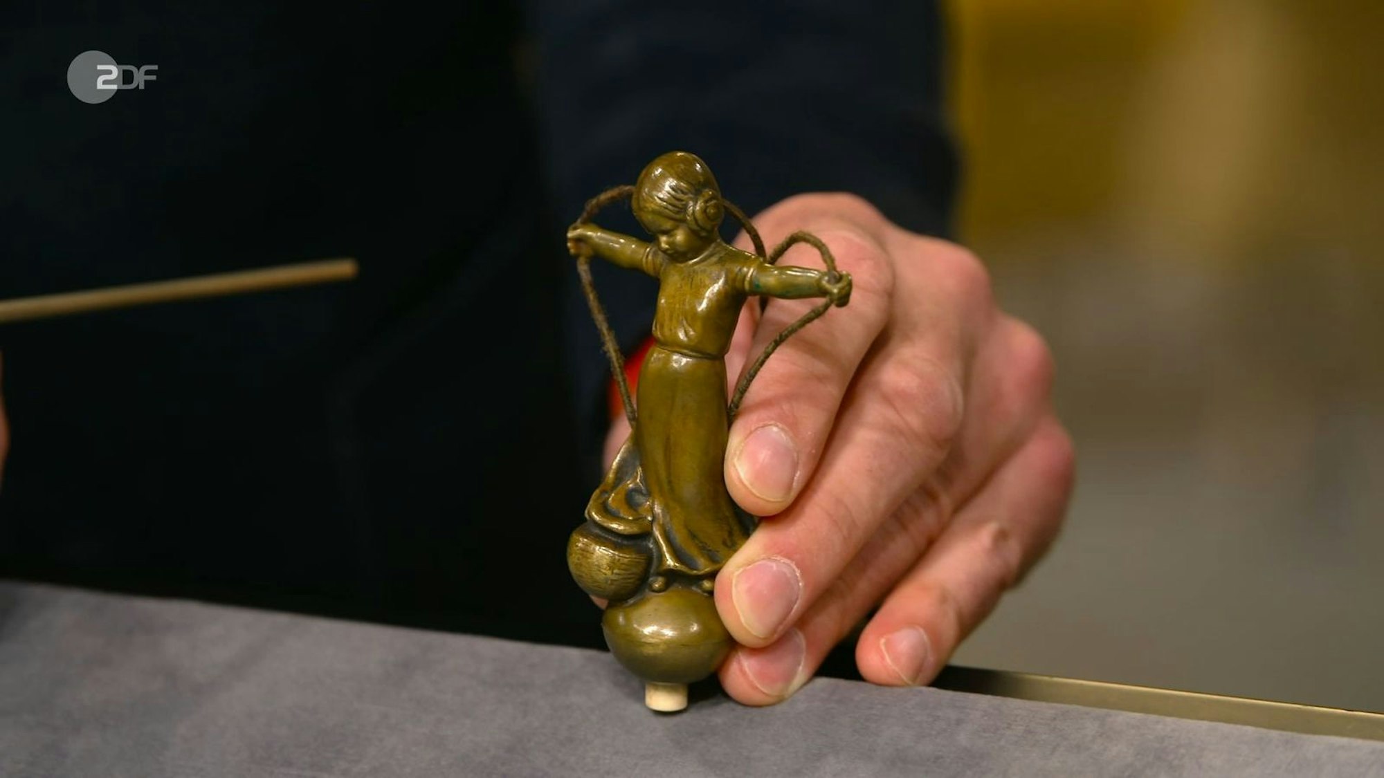 Der Klingelknauf aus Bronze in Form eines schaukelnden Mädchens von Peter Tereszcuk aus der Zeit um 1900 oder 1910 wurde auf 200 bis 250 Euro geschätzt. Jan Cizek bezahlte sogar 450 Euro.
(Bild: ZDF)