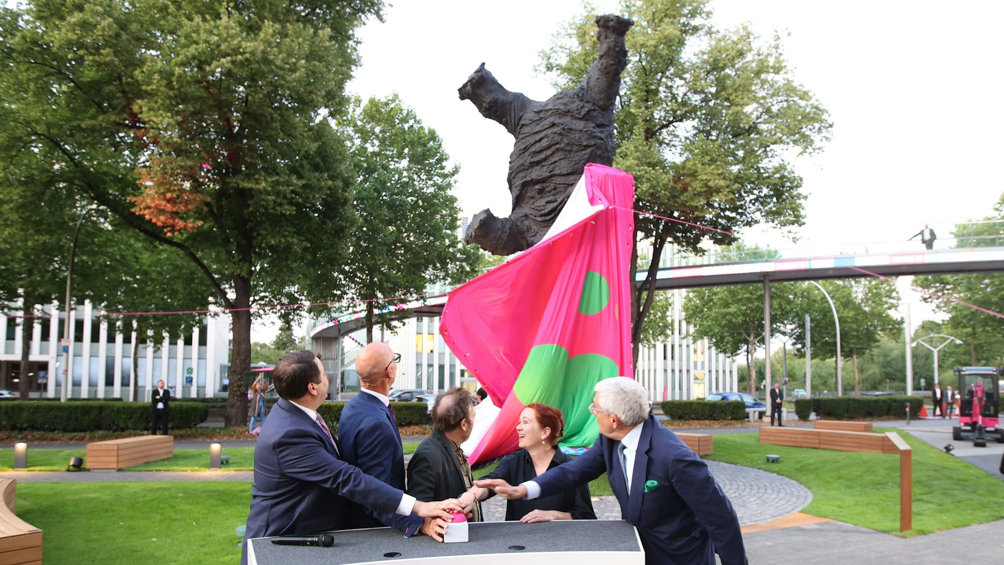 Bundesminister Nathanael Liminski (v.l.), Telekokm-Chef Tim Höttges, Künstler Miquel Barceló, Katja Dörner und Stiftungsvorsitzender Walter Smerling bei der Enthüllung des Kunstwerks.