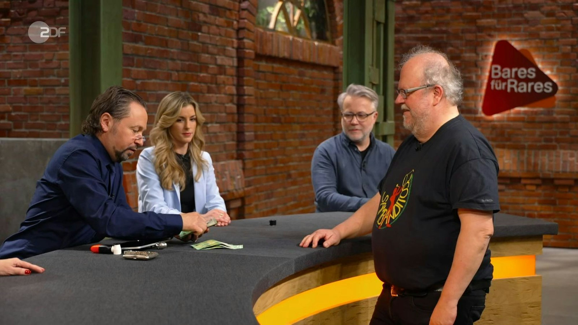 Für 1.740 Euro gab Lutz sein Erbstück an Pauritsch ab und erzielte damit mehr als das 21-Fache seines Wunschpreises: „Dass die Händler so darauf anspringen, das macht mich wirklich glücklich!“
(Bild: ZDF)