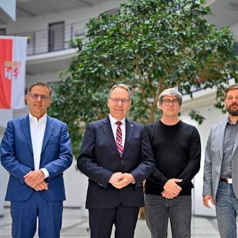 Experten und Verwaltungsspitze von rechts nach links:  Volker Müller, Baudezernent Felix Ammann, Prof. Bert Bielefeld, Landrat Jochen Hagt und Rainer Schmidt vom Kölner Büro für Baumanagement BMP.