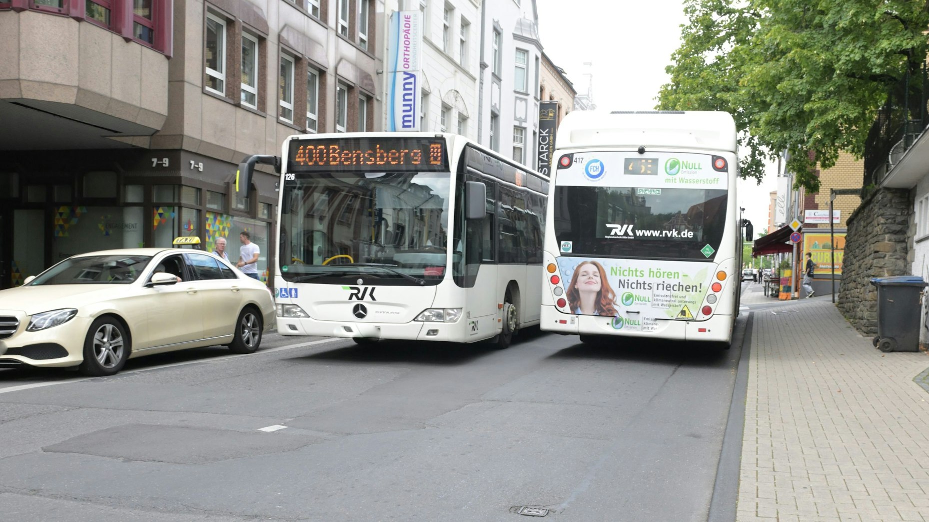 Das Foto zeigt zwei Busse auf der Paffrather Straße