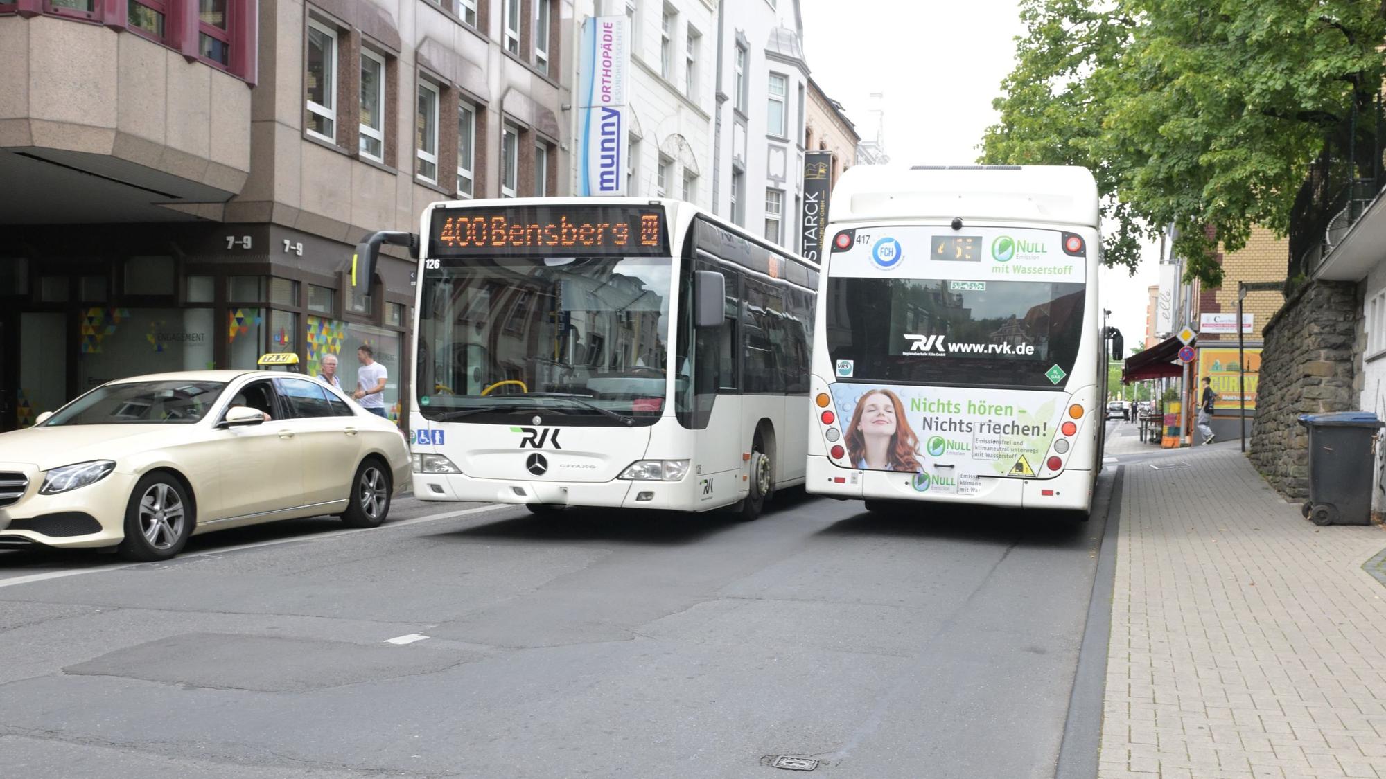 Das Foto zeigt zwei Busse auf der Paffrather Straße
