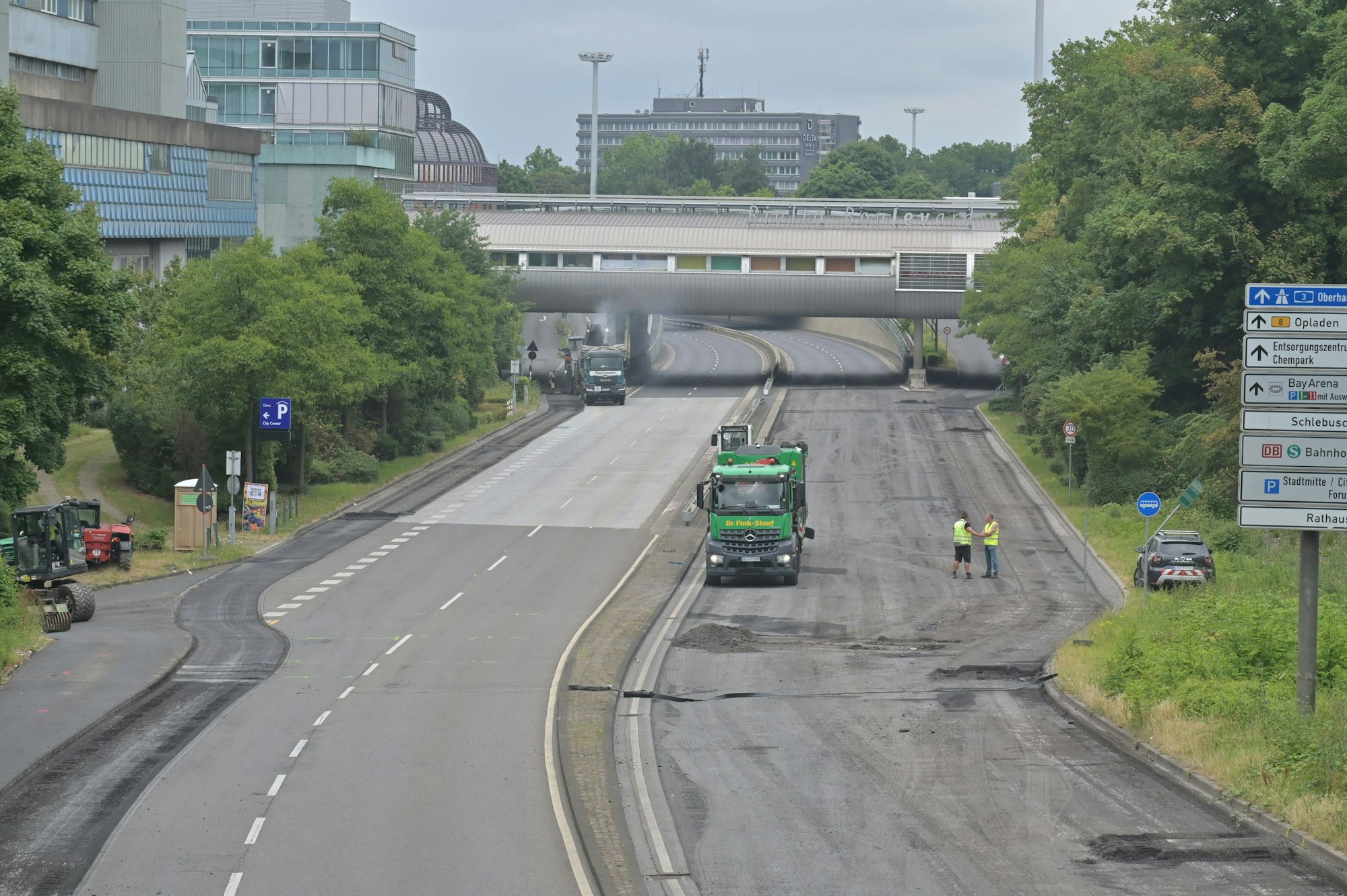 Am ersten Tag der Sperrung wurde die Asphaltdecke des Europarings abgehobelt.