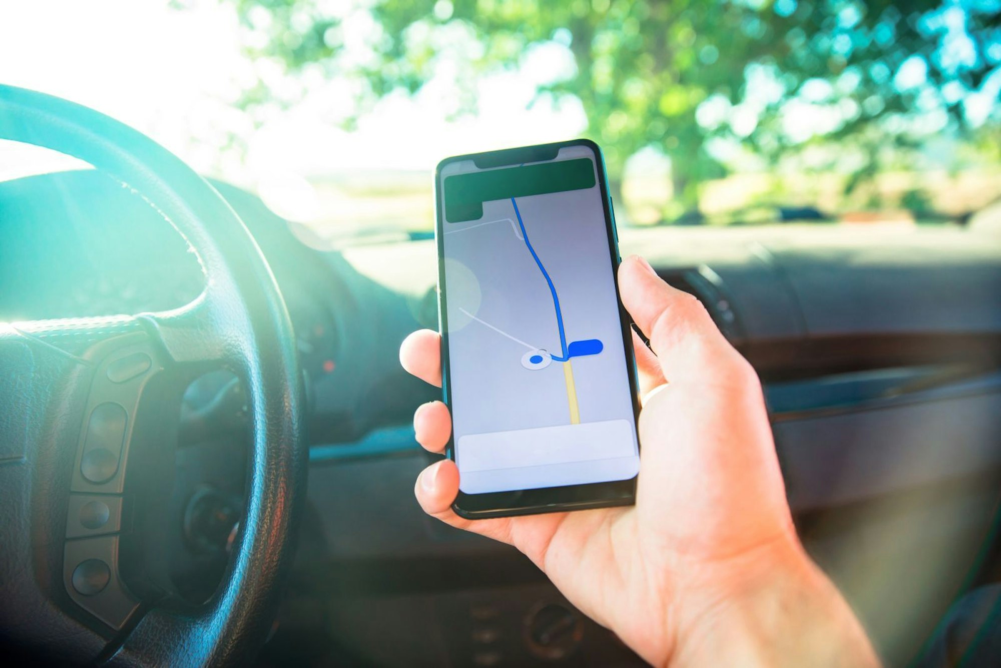 Navigationssysteme und -apps sind längst mehr als nur digitales Kartenmaterial. Google Maps und andere Apps warnen rechtzeitig vor Staus und Verzögerungen und schlagen Alternativrouten vor, die sich mit einem einfachen Klick annehmen oder ablehnen lassen. Auch die in manchen Fahrzeugen vorhandenen Navigationssoftware leistet solche Dienste. (Bild: iStock/Daniel Tadevosyan)