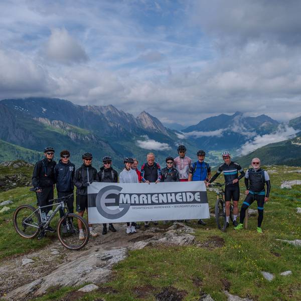 Die Gruppe der Gesamtschule Marienheide samt Banner auf dem Pitscherjoch.