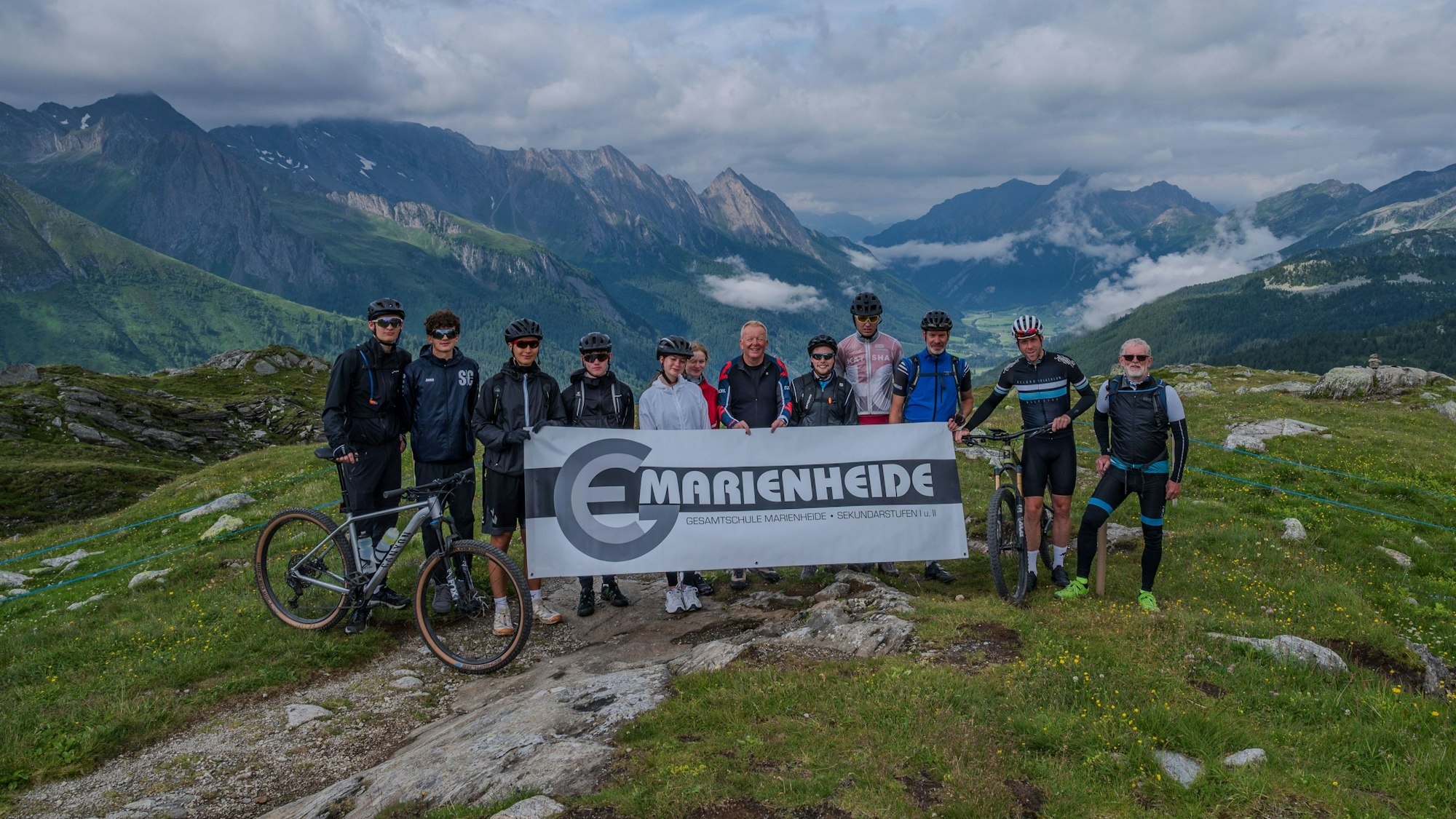 Die Gruppe der Gesamtschule Marienheide samt Banner auf dem Pitscherjoch.