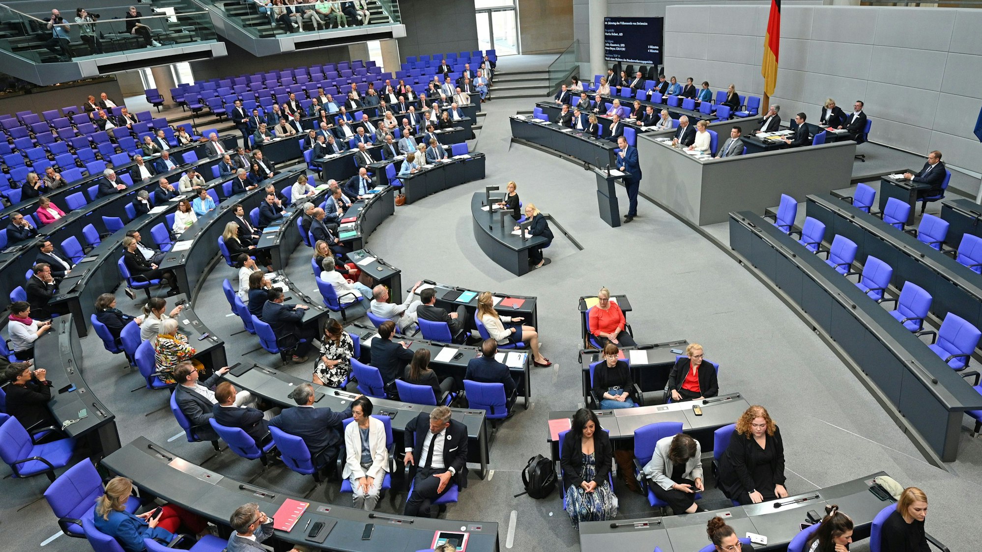 Teile der Fraktion der Partei Die Linke und der SPD drehen dem Redner Martin Sichert von der AfD im Plenum des Bundestags bei der Debatte zum 30. Jahrestag des Völkermords von Srebrenica den Rücken zu. Kurz darauf forderte die Union, die Wahl von Frauke Brosius-Gersdorf zur Bundesverfassungsrichterin von der Tagesordnung des Bundestags abzusetzen.