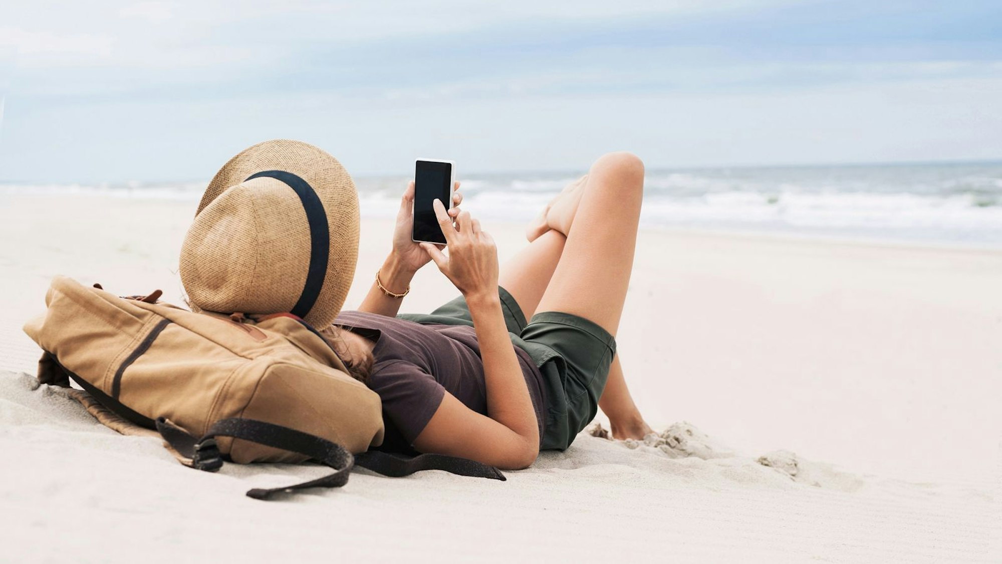 Trotz EU-Roaming-Regelung können auch im EU-Ausland hohe Gebühren bei der Handynutzung anfallen. (Bild: iStock/Poike)