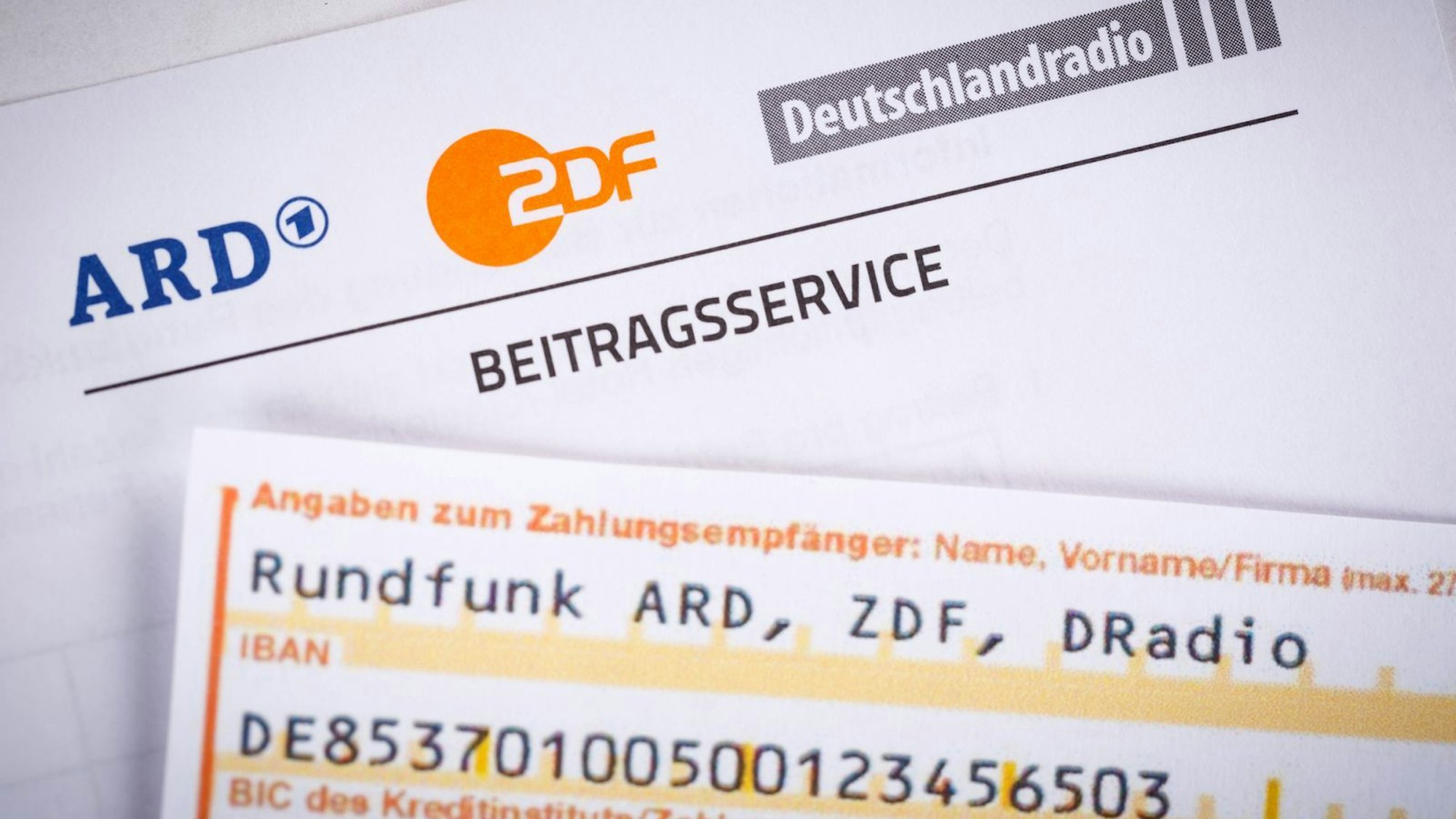 Wer den Rundfunkbeitrag jedes Mal manuell überweist, wird jetzt nur noch einmal über die Zahlungstermine aufgeklärt. (Bild: IMAGO / Zoonar)