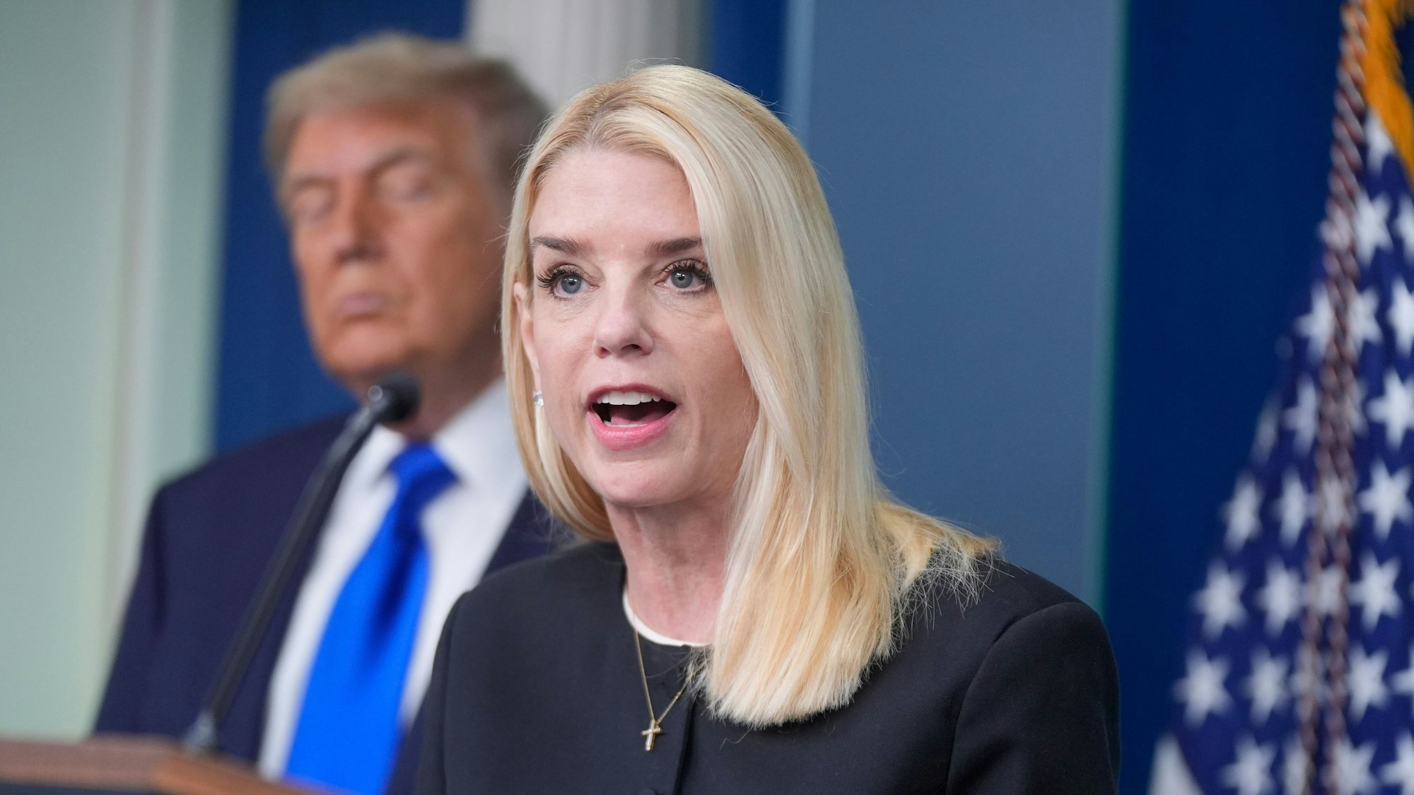 27.06.2025, USA, Washington: Generalstaatsanwältin Pam Bondi spricht im Besprechungsraum des Weißen Hauses in Washington zu den Medien, während Präsident Trump zusieht. Foto: Manuel Ceneta/AP/dpa +++ dpa-Bildfunk +++