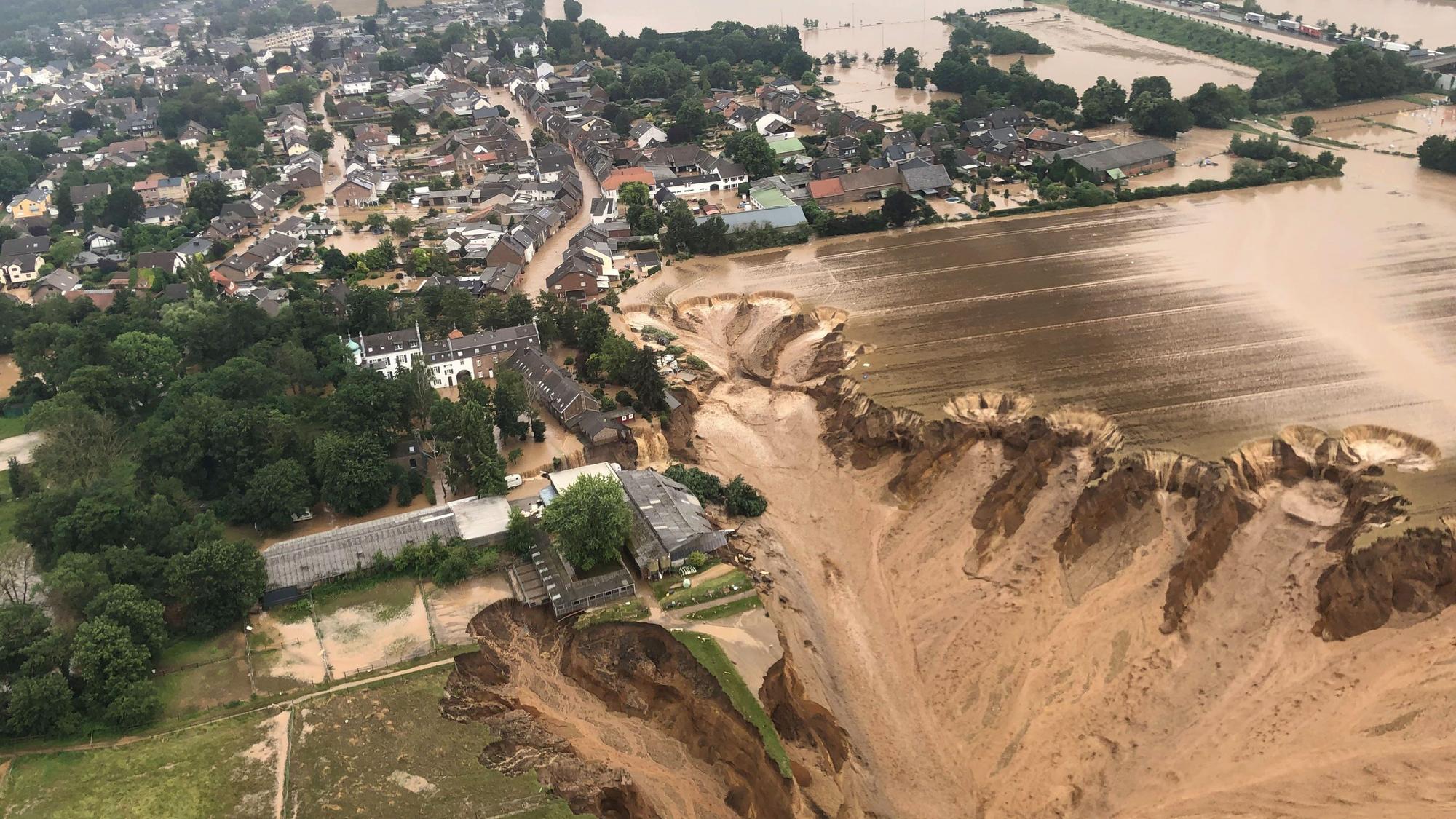 Zu sehen ist die Kiesgrube in Erftstadt-Blessem, neben der sich bei der Hochwasserkatastrophe im Juli 2021 ein Krater gebildet.