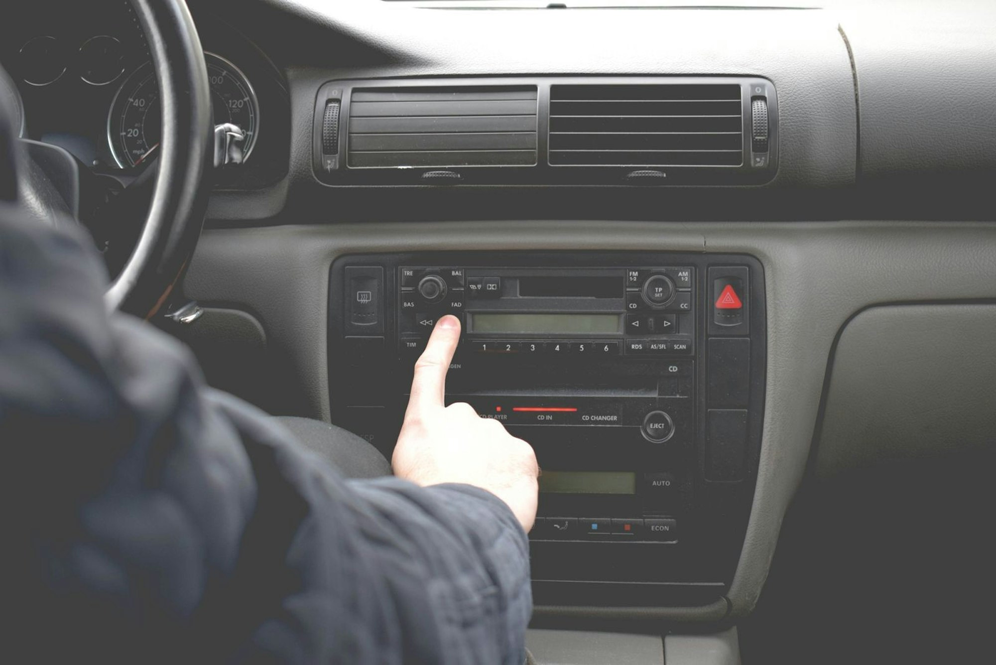 Nicht alle Staus sind vorhersehbar. Passiert ein Unfall, so kann es kurzfristig zu Sperrungen einzelner Spuren oder gar zu Vollsperrungen der Autobahn kommen. Bei einer Sperrung geht meist für lange Zeit nichts mehr. Verkehrsmeldungen unterwegs im Radio und auch schon vor Abfahrt zu hören kann dazu beitragen, dass man rechtzeitig mitbekommt, wo es gekracht hat. Ein Umfahren kann dann die Rettung vieler Nerven und Stunden sein. (Bild: iStock/Sky Studio)