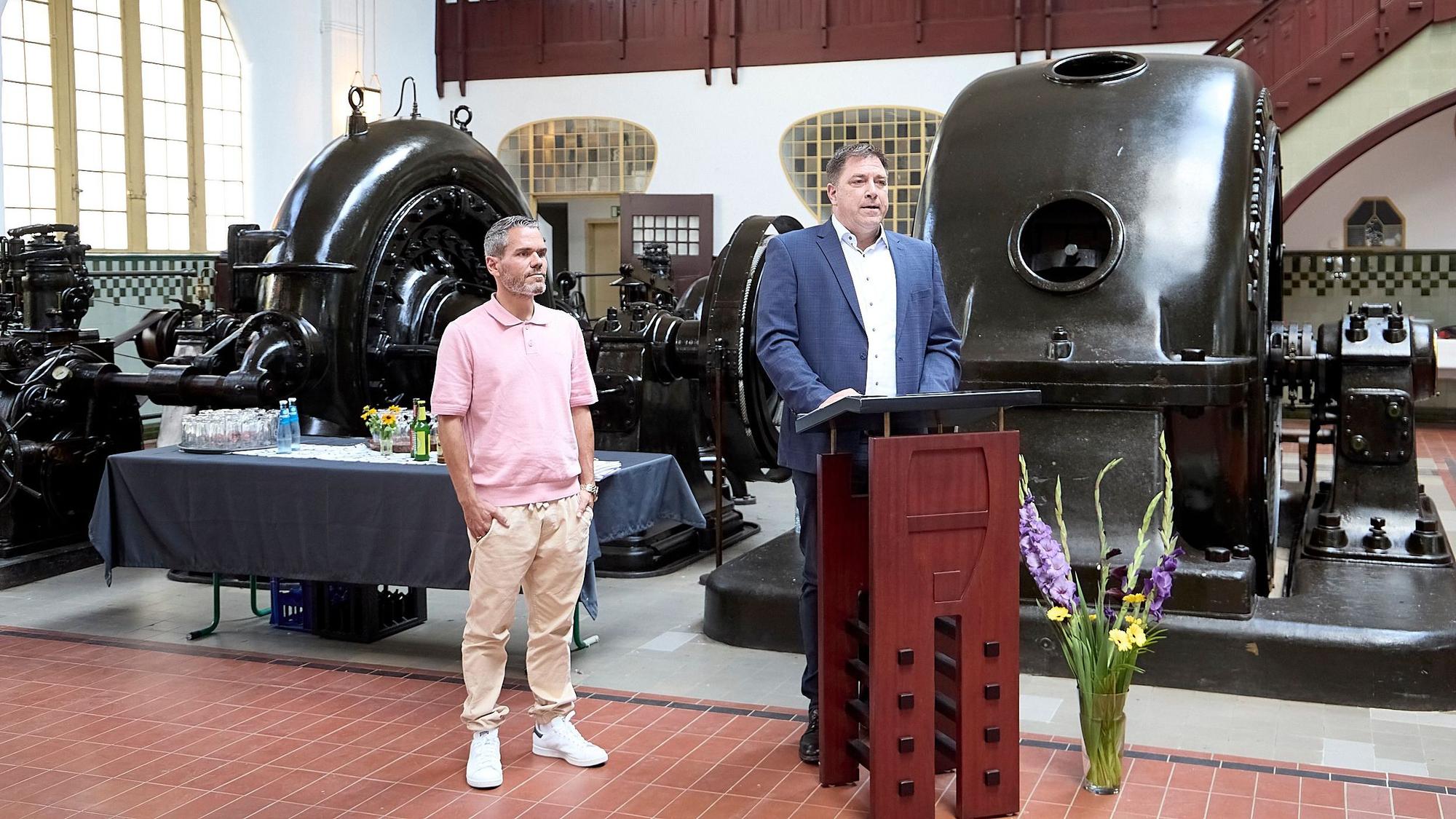 Geschäftsführer Nicolas Gath (links) und Stefan Grieshaber stehen in einer Halle.