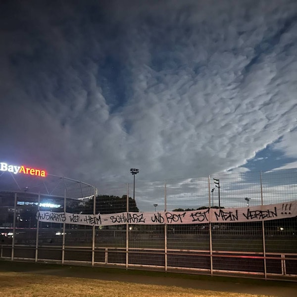 Mit Bannern an den Trainingsplätzen und am H-Block-Eingang der Fanwelt macht die Fanszene ihre Kritik am neuen Auswärtstrikot sichtbar.