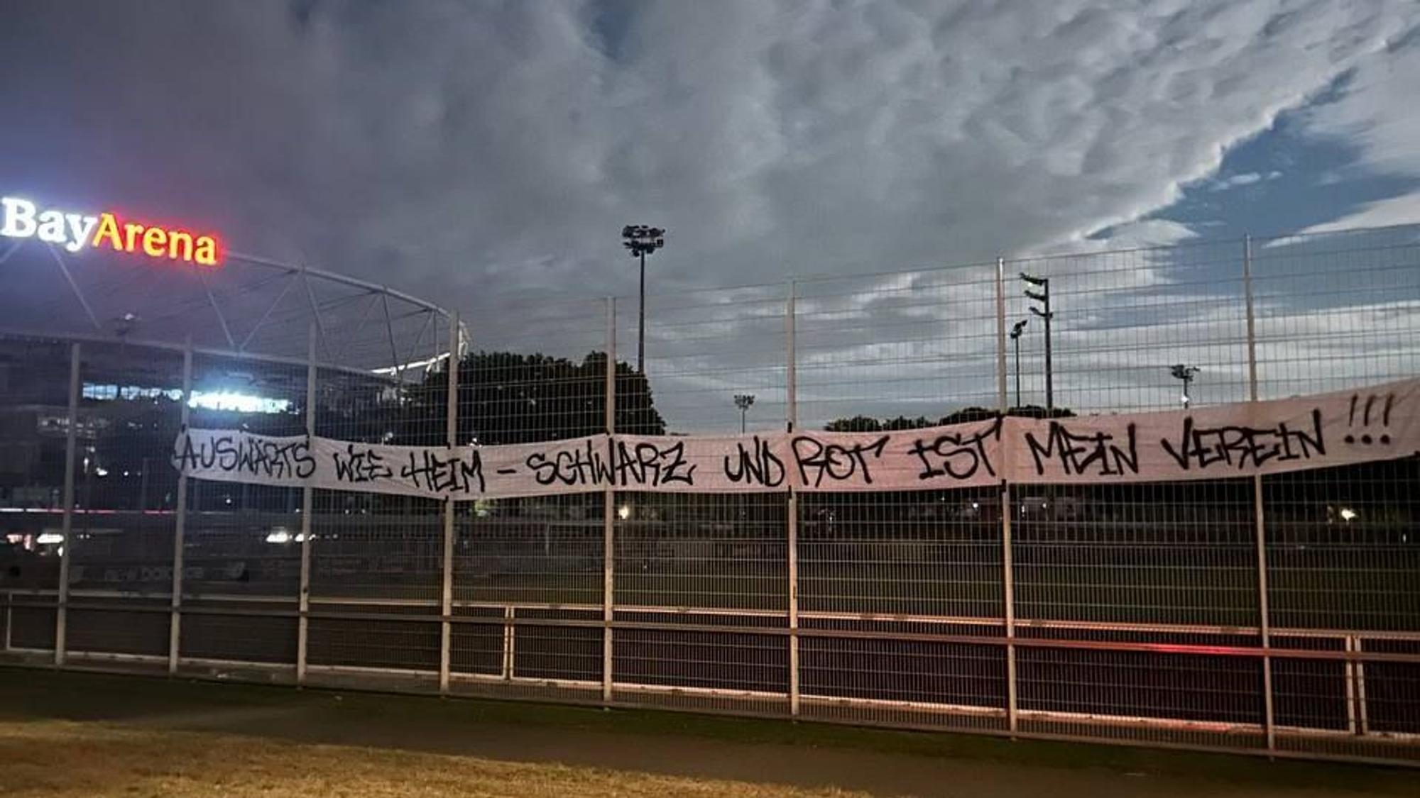Mit Bannern an den Trainingsplätzen und am H-Block-Eingang der Fanwelt macht die Fanszene ihre Kritik am neuen Auswärtstrikot sichtbar.