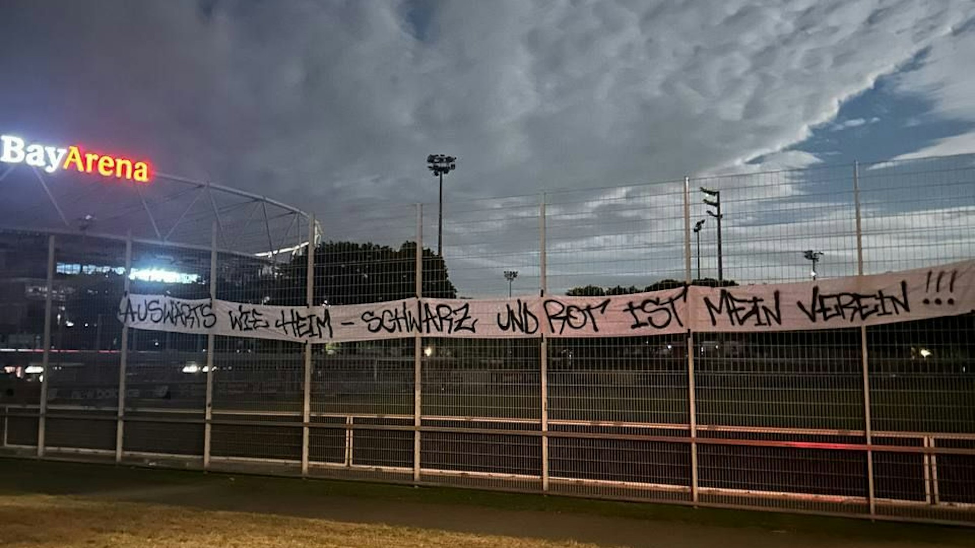 Mit Bannern an den Trainingsplätzen und am H-Block-Eingang der Fanwelt macht die Fanszene ihre Kritik am neuen Auswärtstrikot sichtbar.