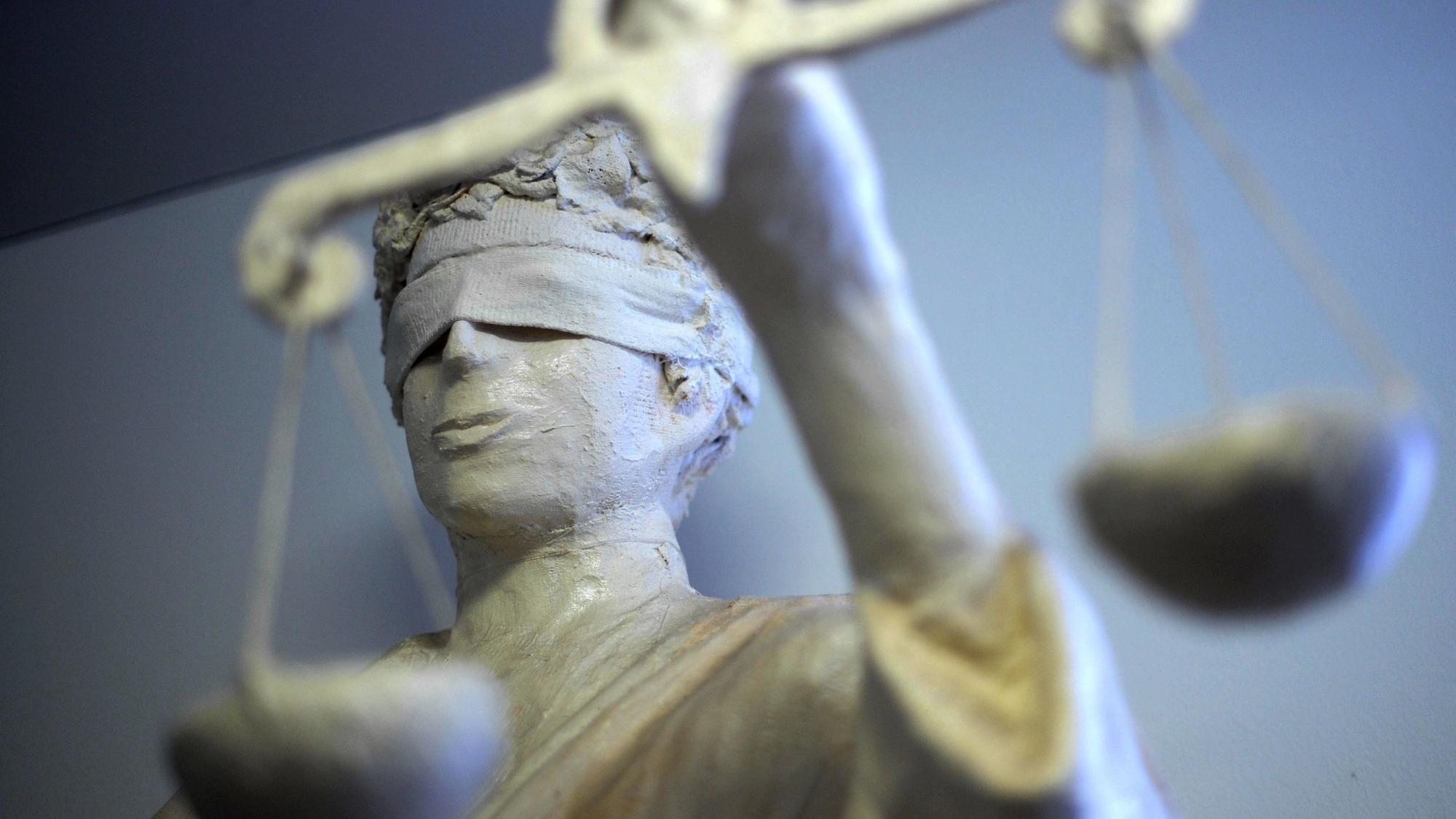 Die Statue Justitia ist im Gericht zu sehen.