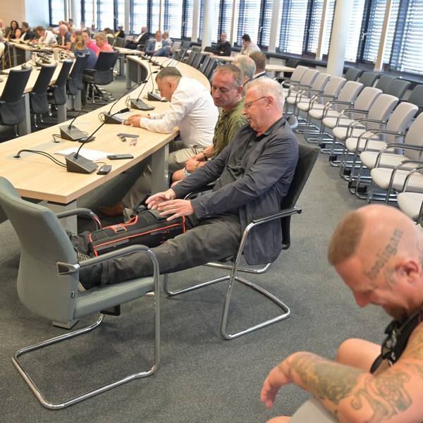 Beisicht mit Unterstützern im Leverkusener Wahlausschuss am 10.Juli.