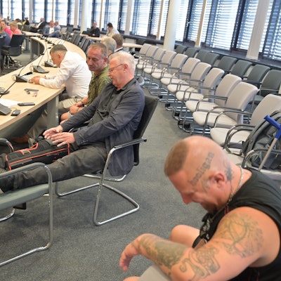 Beisicht mit Unterstützern im Leverkusener Wahlausschuss am 10.Juli.