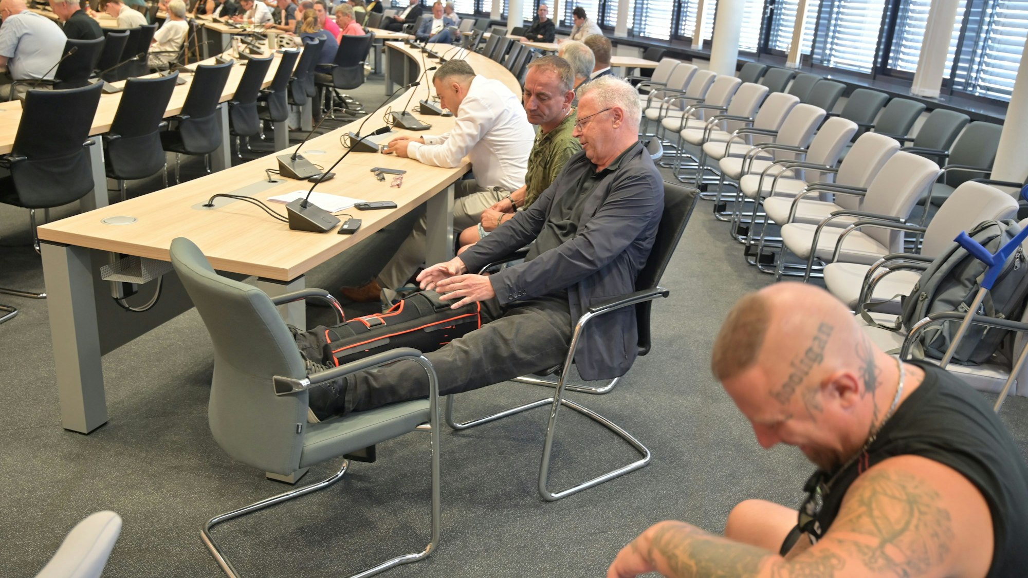 Beisicht mit Unterstützern im Leverkusener Wahlausschuss am 10.Juli.