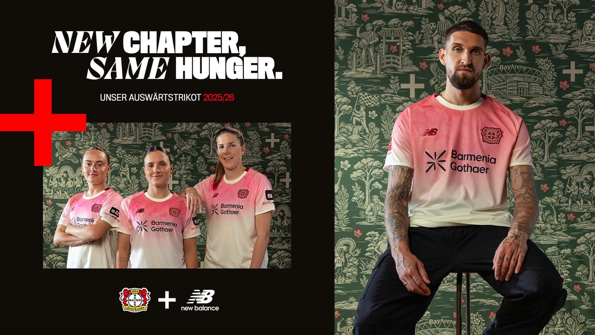 Drei Frauen und ein Mann präsentieren ein Trikot von Bayer 04.