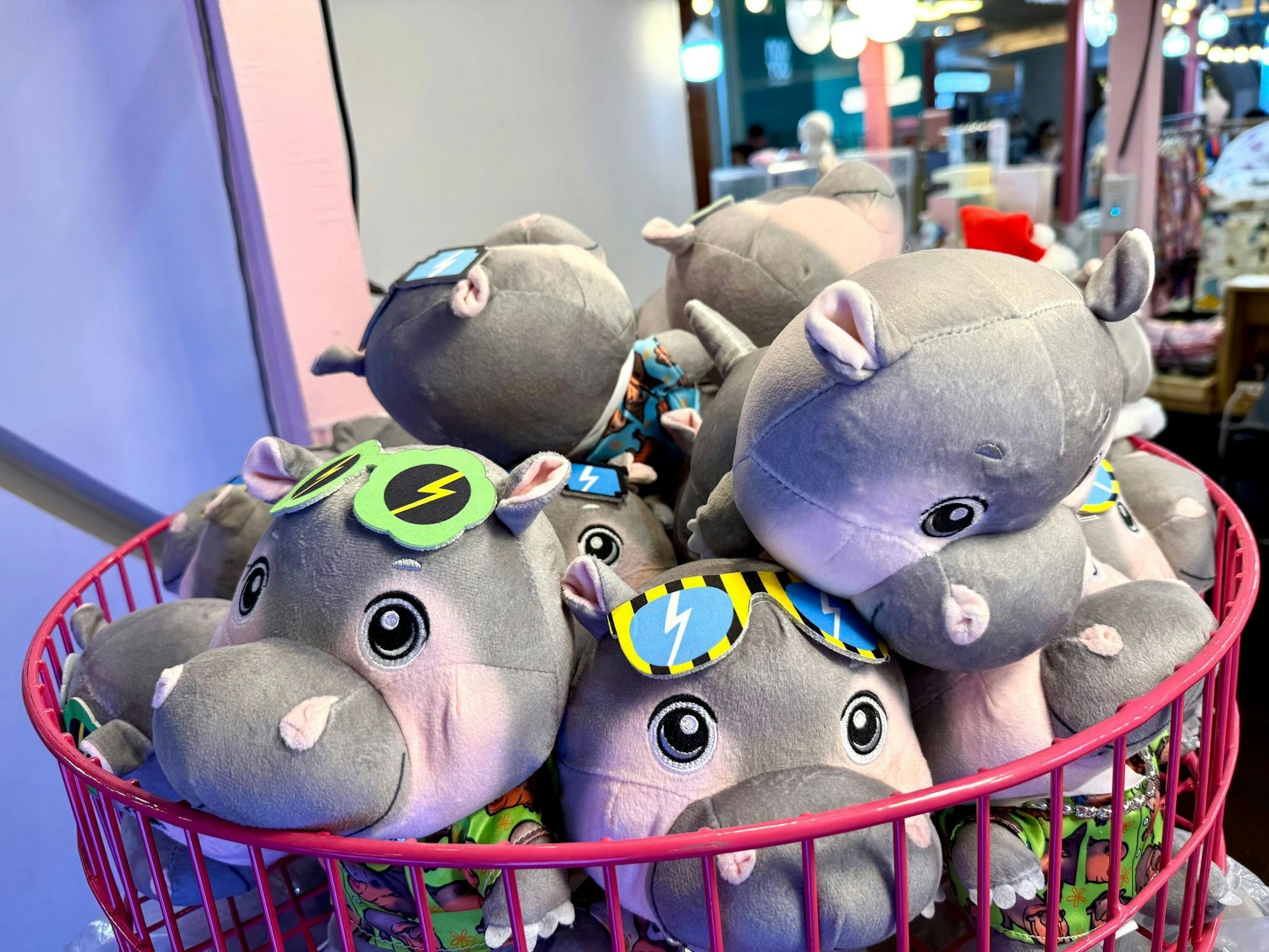 Passend zum Geburtstag stehen wieder überall Moo-Deng-Souvenirs zum Verkauf.
