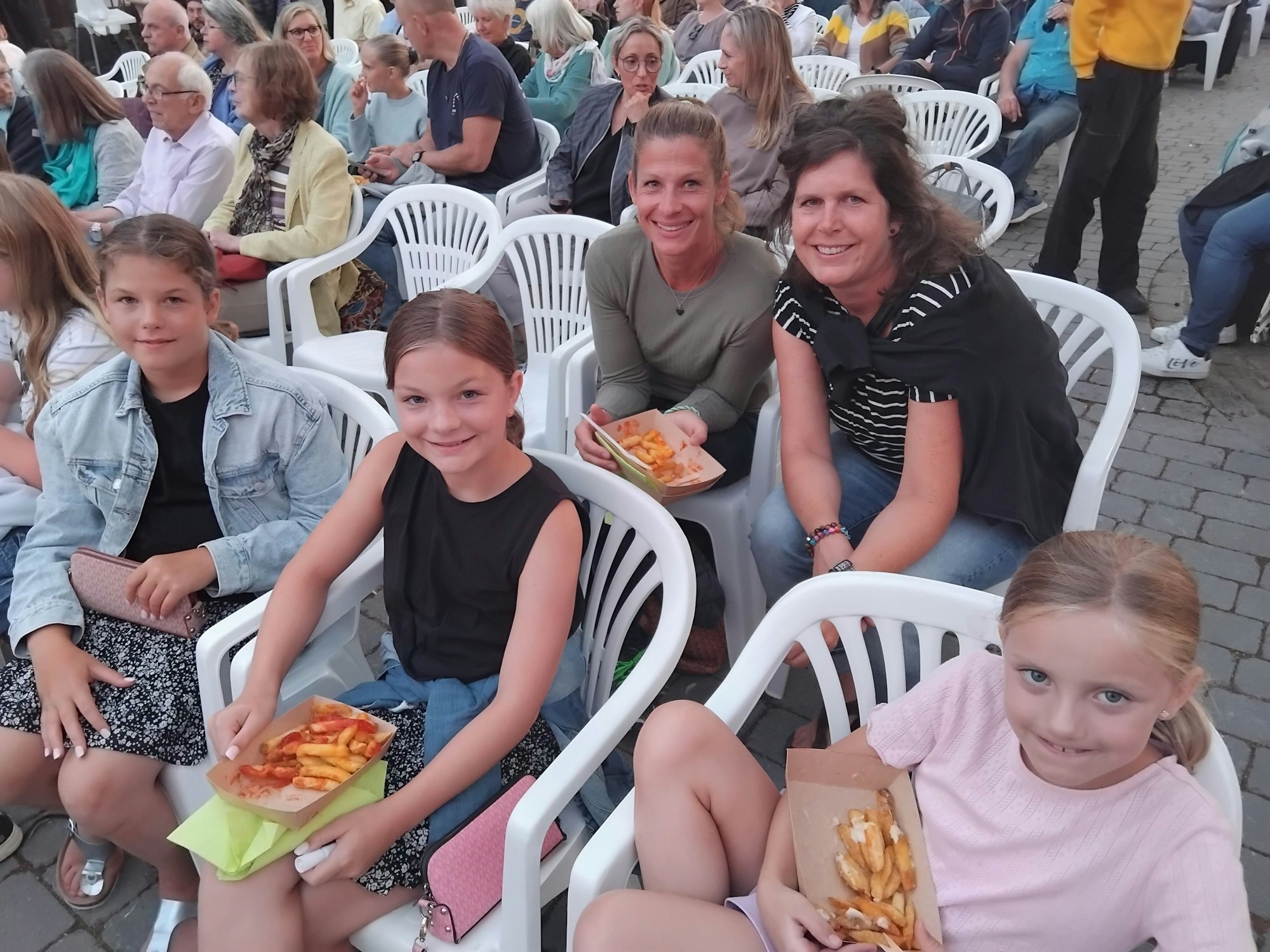 Mit Pommes und Popcorn: Melanie Haas (r.) mit Frieda und Helene und Katharina Edenharter (l.) mit Mia hatten Spaß.