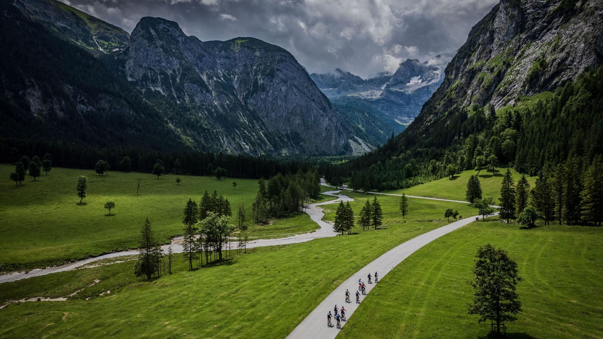 Ein Panoramablick mit den Alpen und der Radgruppe in der Nähe von Hinterriss.