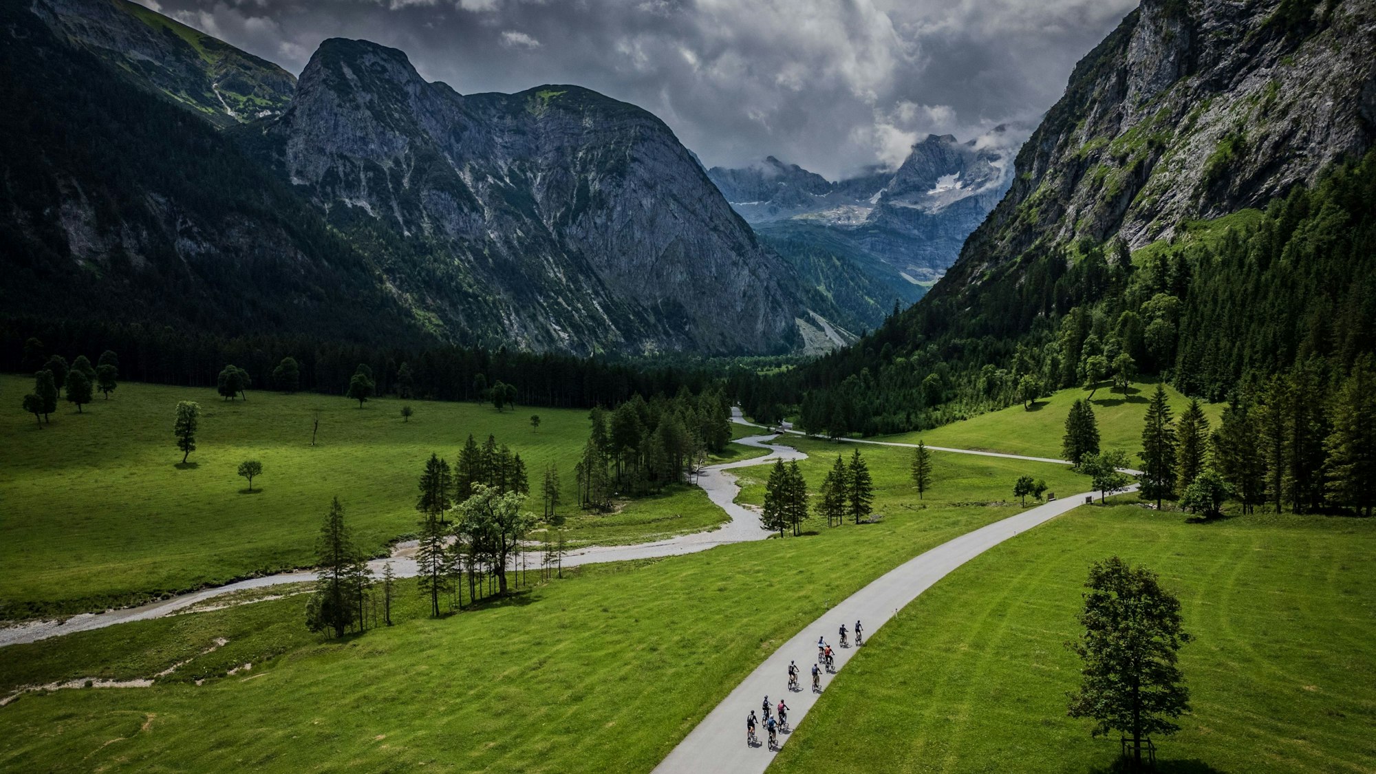 Ein Panoramablick mit den Alpen und der Radgruppe in der Nähe von Hinterriss.