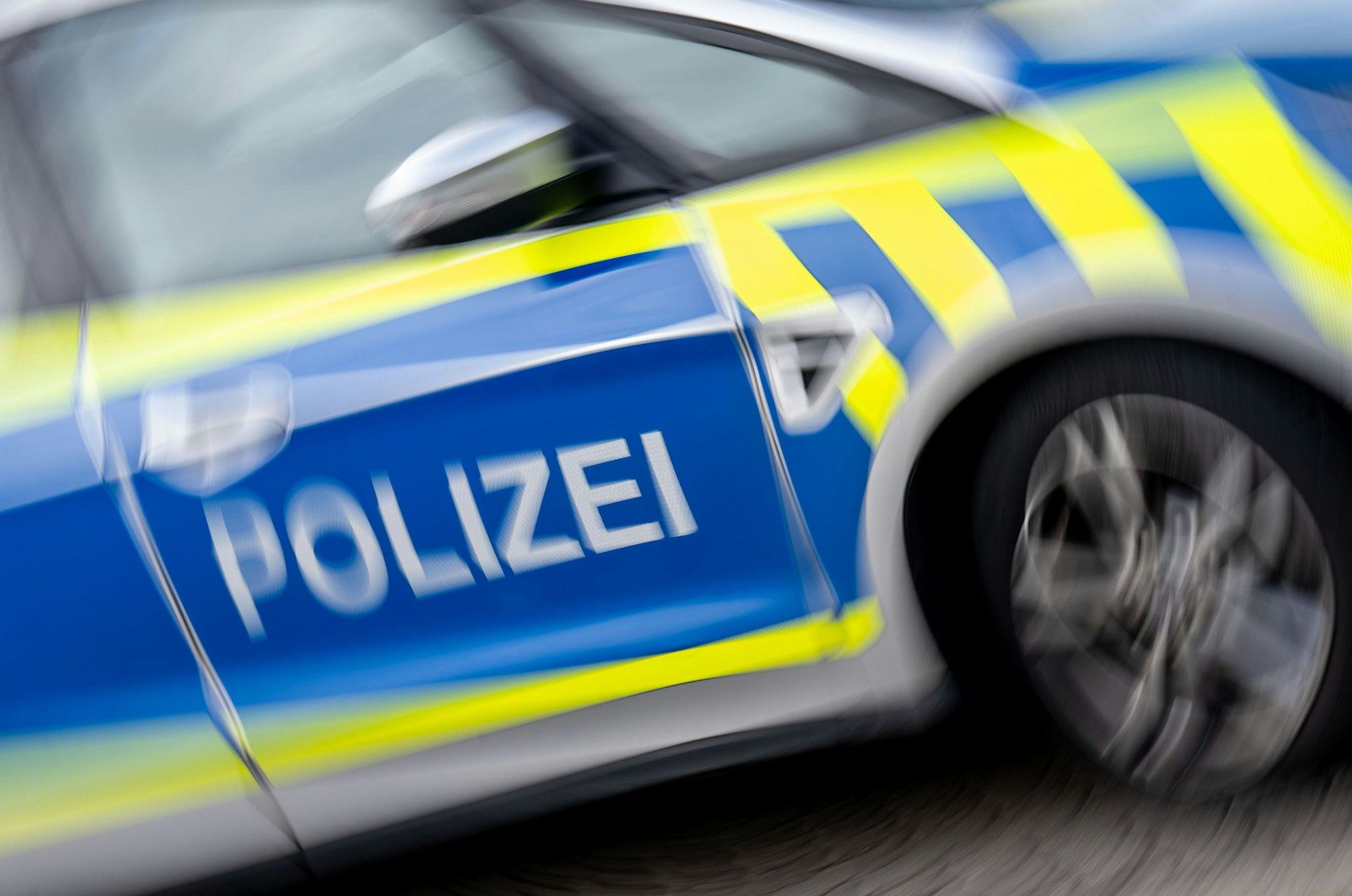 SYMBOLBILD - 19.02.2024, Sachsen-Anhalt, Könnern: Ein Polizeifahrzeug. (zu dpa: «Auto überschlägt sich auf A36 - 26-Jähriger schwer verletzt») Foto: Hendrik Schmidt/dpa +++ dpa-Bildfunk +++
