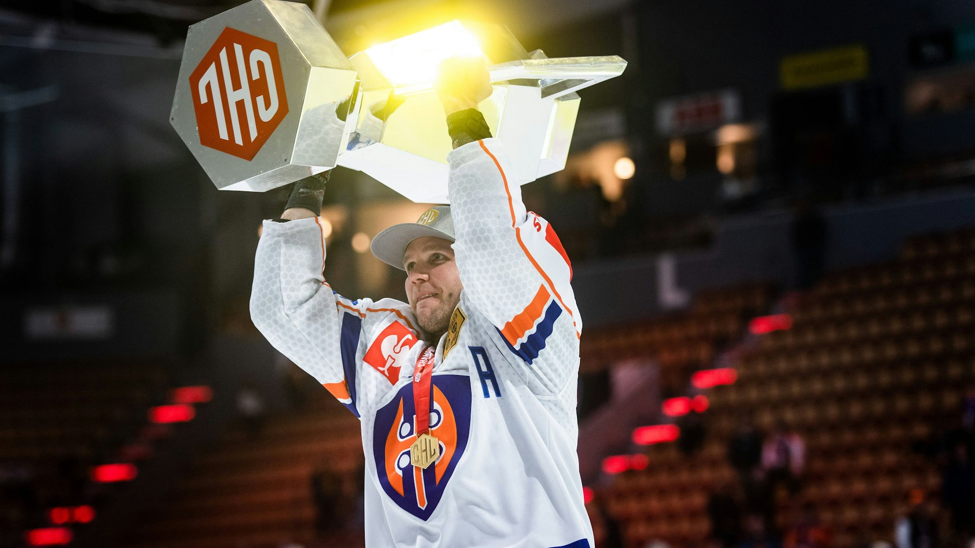 Der finnische Olympiasieger Valtteri Kemiläinen soll die Defensive der Kölner Haie unterstützen.