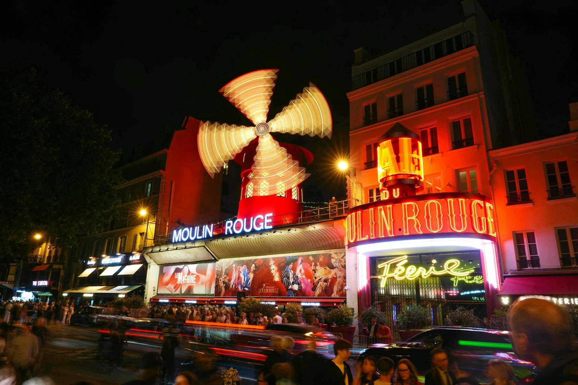Ein neues Mühlrad für das Moulin Rouge - mehr als ein Jahr nach dem Absturz des alten Konstrukts drehen sich an dem Theater wieder die Flügel.