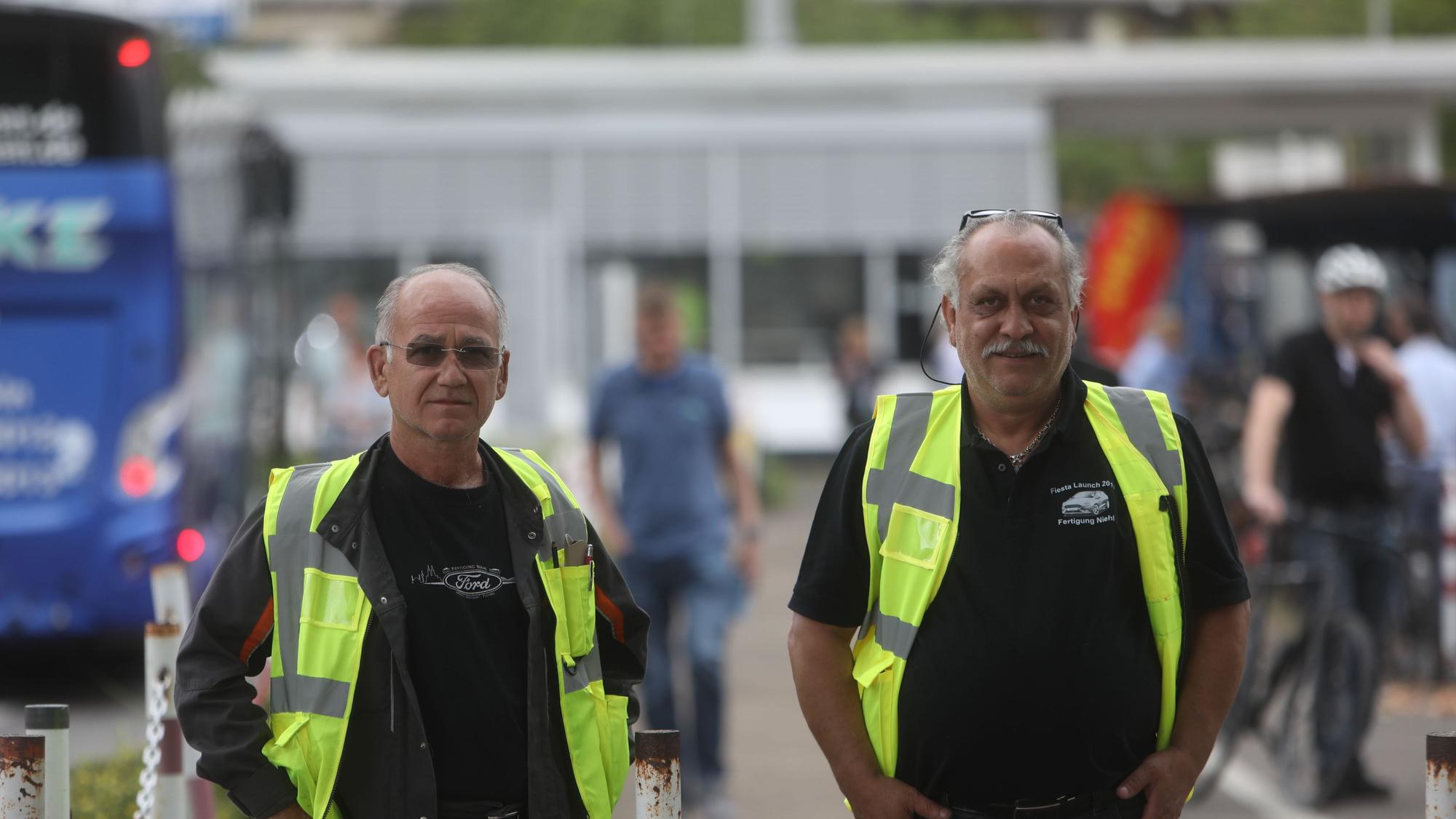 11.07.2025, Köln: Adnan (59/links) und Mustafa (58) beide über 37 Jahre bei Ford.
Adnan: "Wenn es so ist, wie die beschreiben, würde ich direkt unterschreiben."
Bei Ford wird die Entscheidung der US-Mutter verkündet, inwieweit die Belegschaft von 11.500 Menschen in Köln im Falle einer Insolvenz trotzdem mit Abfindungen abgesichert sind. Foto: Arton Krasniqi