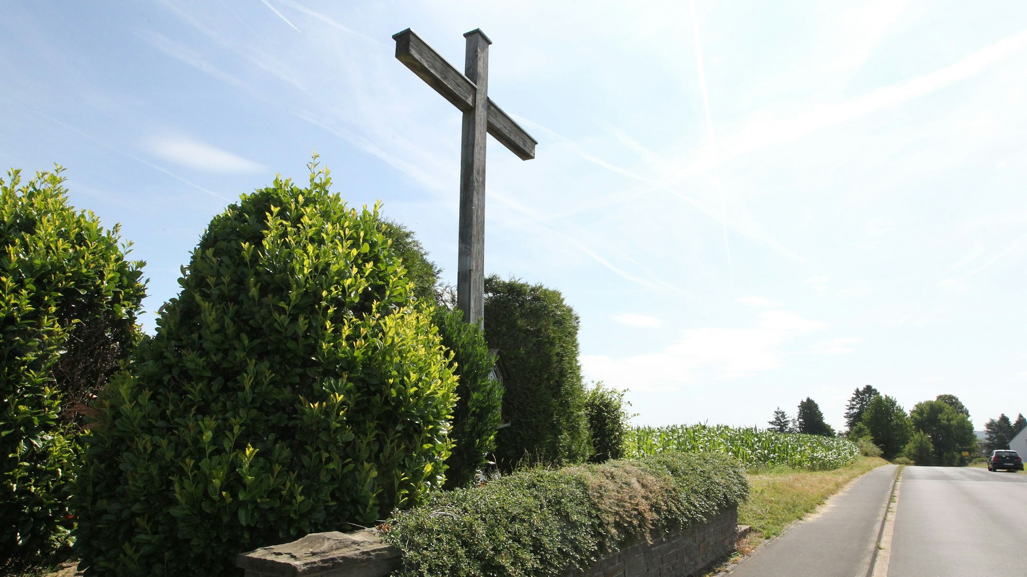 Gleich hinter dem Eischeider Kreuz werden auf der linken Seite die Mehrfamilienhäuser entstehen.
