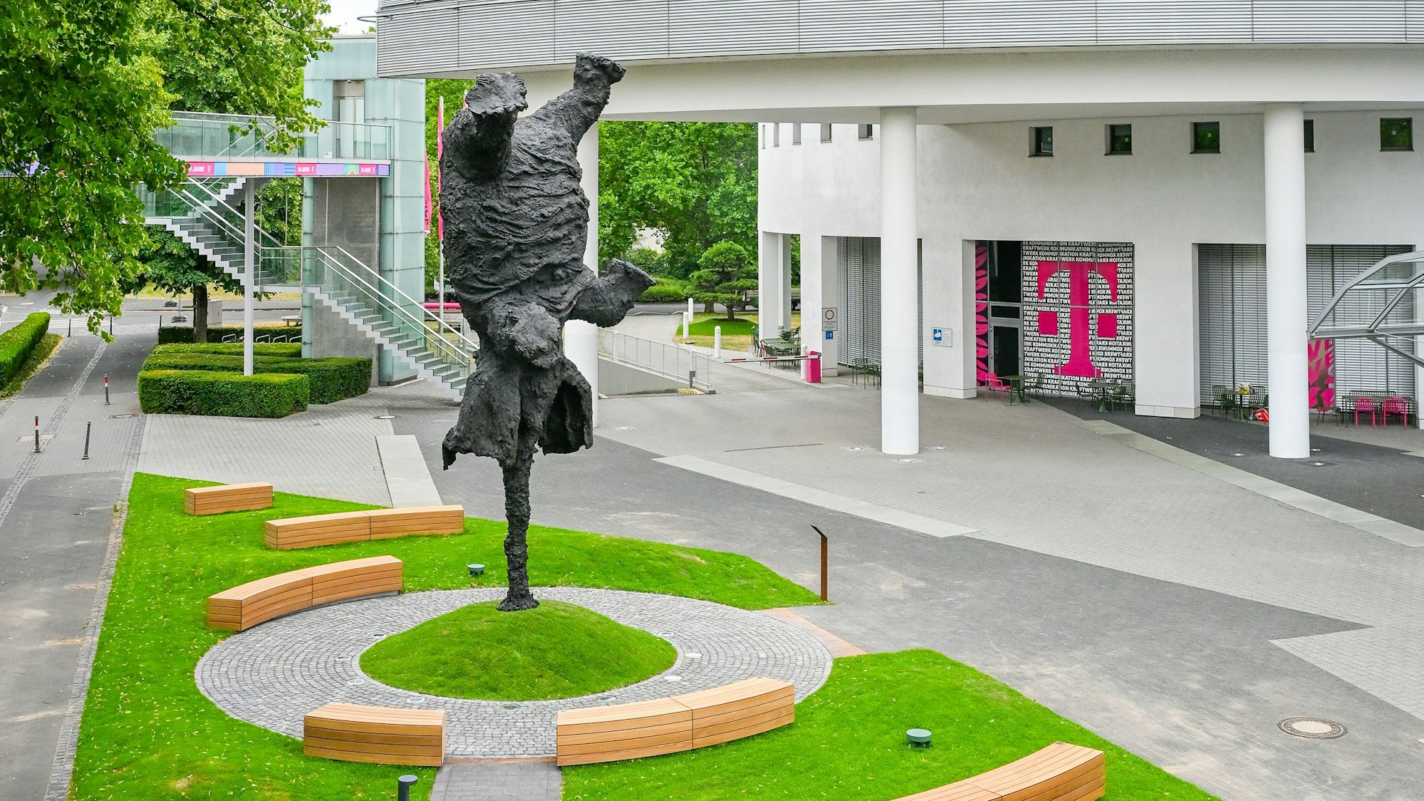 Nicht zu übersehen: Der balancierende Elefant vor der Telekom in Bonn.