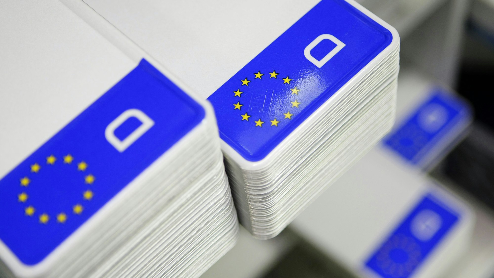 In einem Shop in der KfZ-Zulassungsstelle, in dem Kennzeichen geprägt werden, liegen Nummernschild-Rohlinge mit Euro-Kennzeichen und dem «D» für Deutschland im Regal.