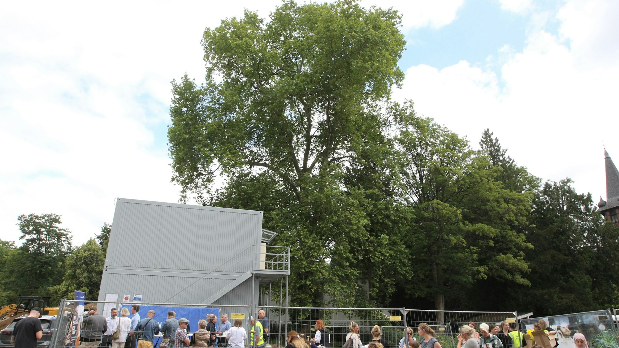 Links neben der 160 Jahre alten Platane entsteht der Kindergarten.