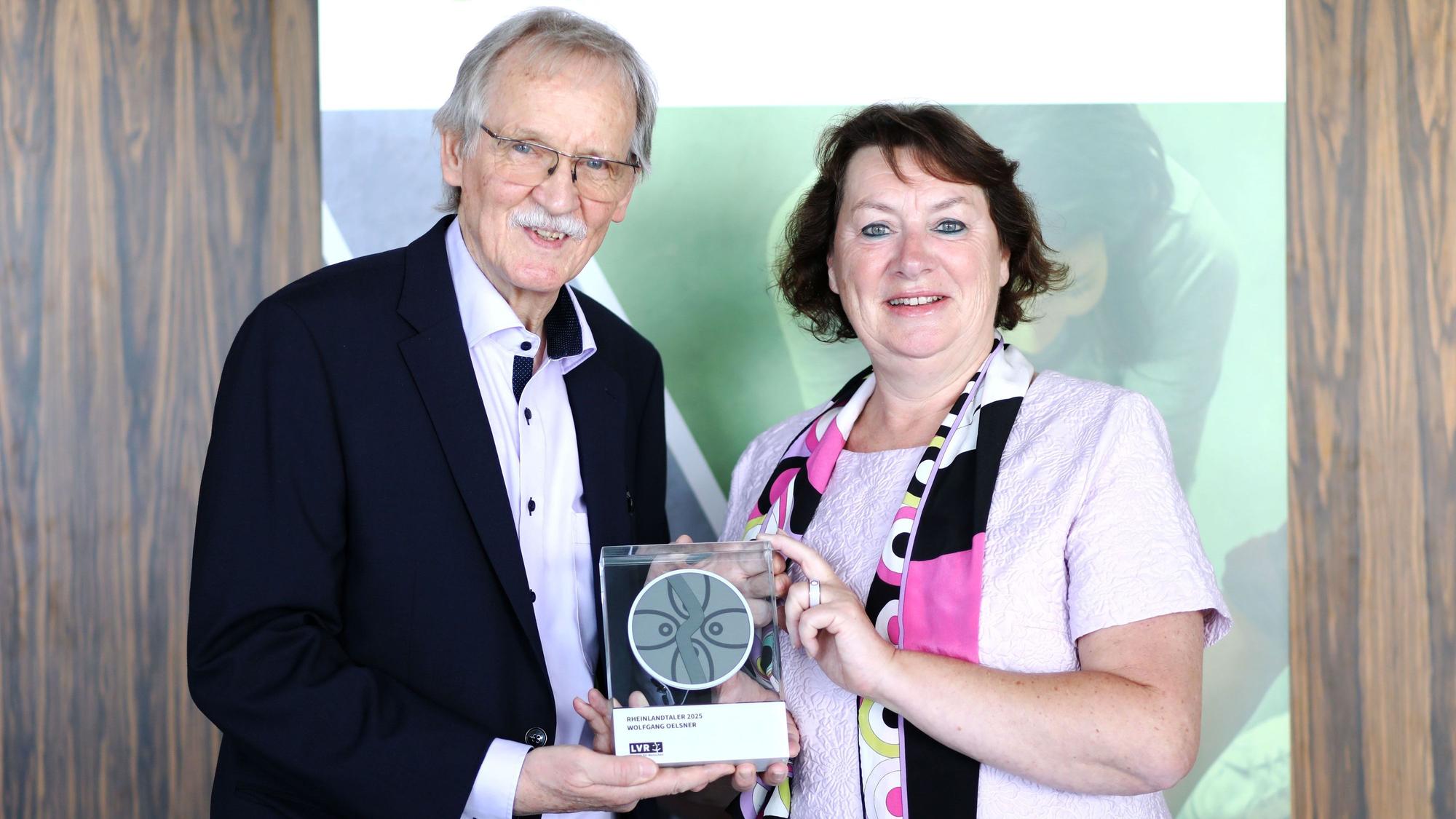 1Wolfgang Oelsner und Anne Henk-Hollstein mit dem Rheinlandtaler.