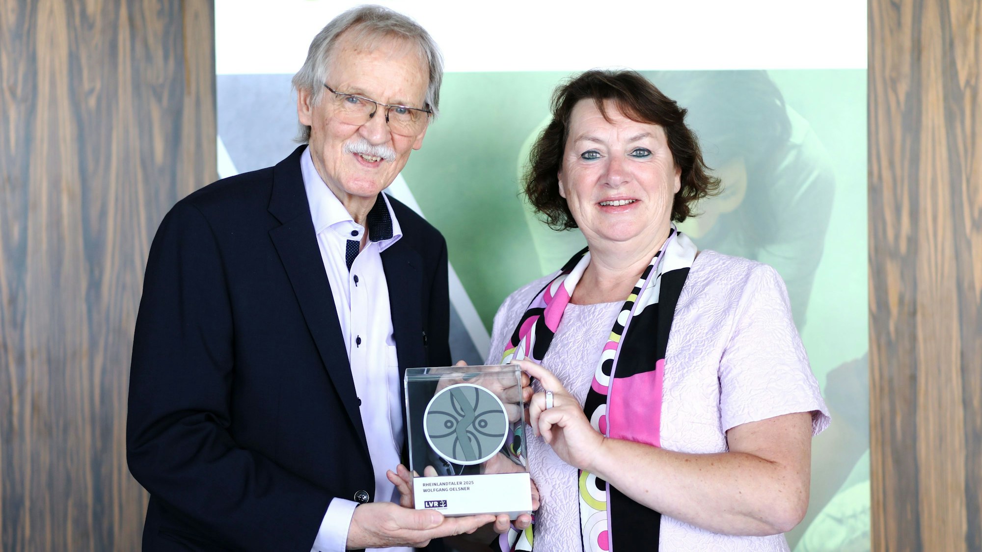 1Wolfgang Oelsner und Anne Henk-Hollstein mit dem Rheinlandtaler.