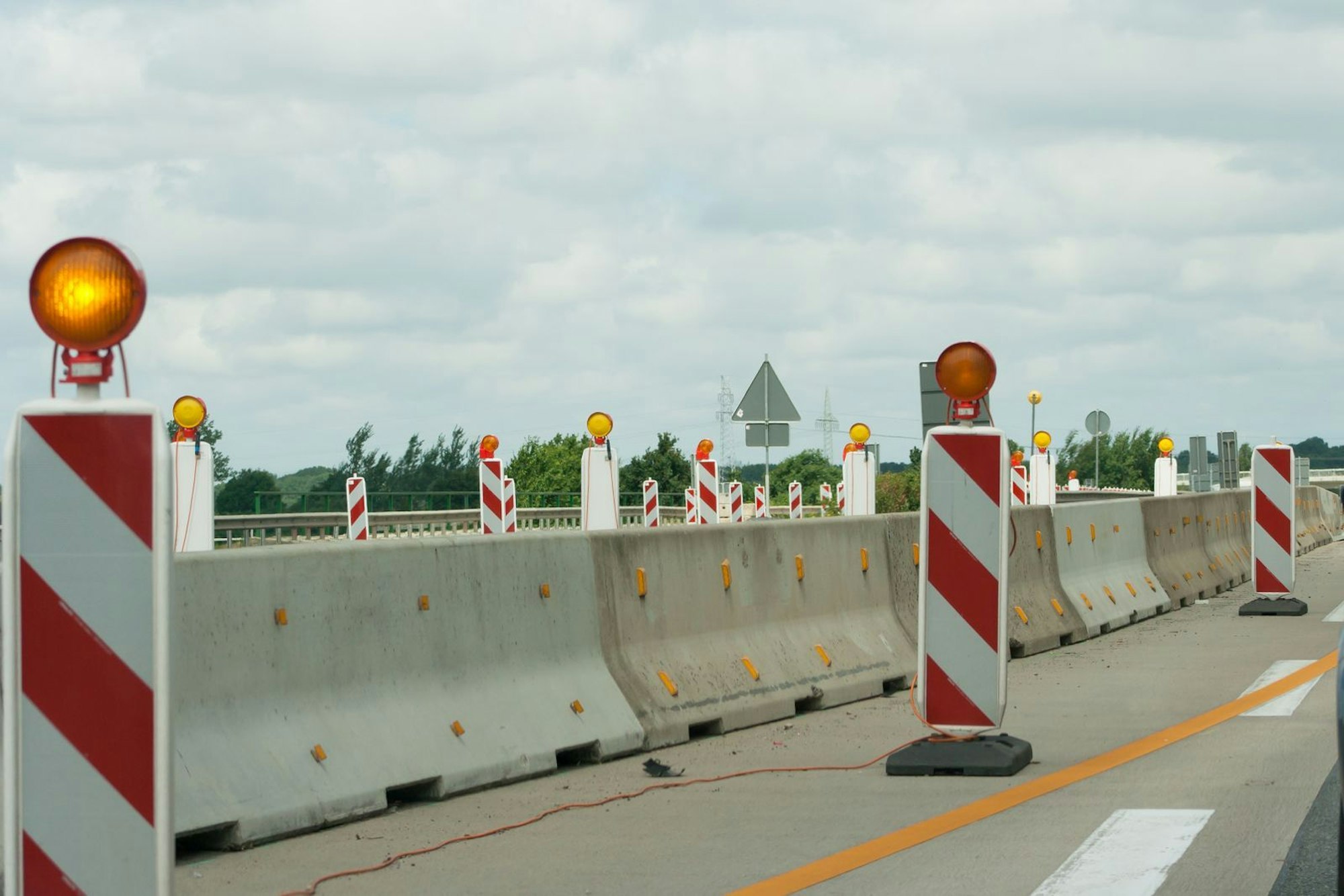 Für Frust und Verzögerungen können auch Baustellen sorgen. Davon gibt es nicht gerade wenige auf Deutschlands Autobahnen. Ob sich diese und andere Hindernisse gerade entlang Ihrer Strecke befinden, können Sie auf der Website autobahn.de prüfen. Besonders oft staut es sich vor Baustellen, an denen der Verkehr auf weniger Spuren zusammengeführt wird. Aber auch das Durchfahren der Baustelle selbst kann ein Geduldsspiel sein.
(Bild: iStock/photo_Pawel)