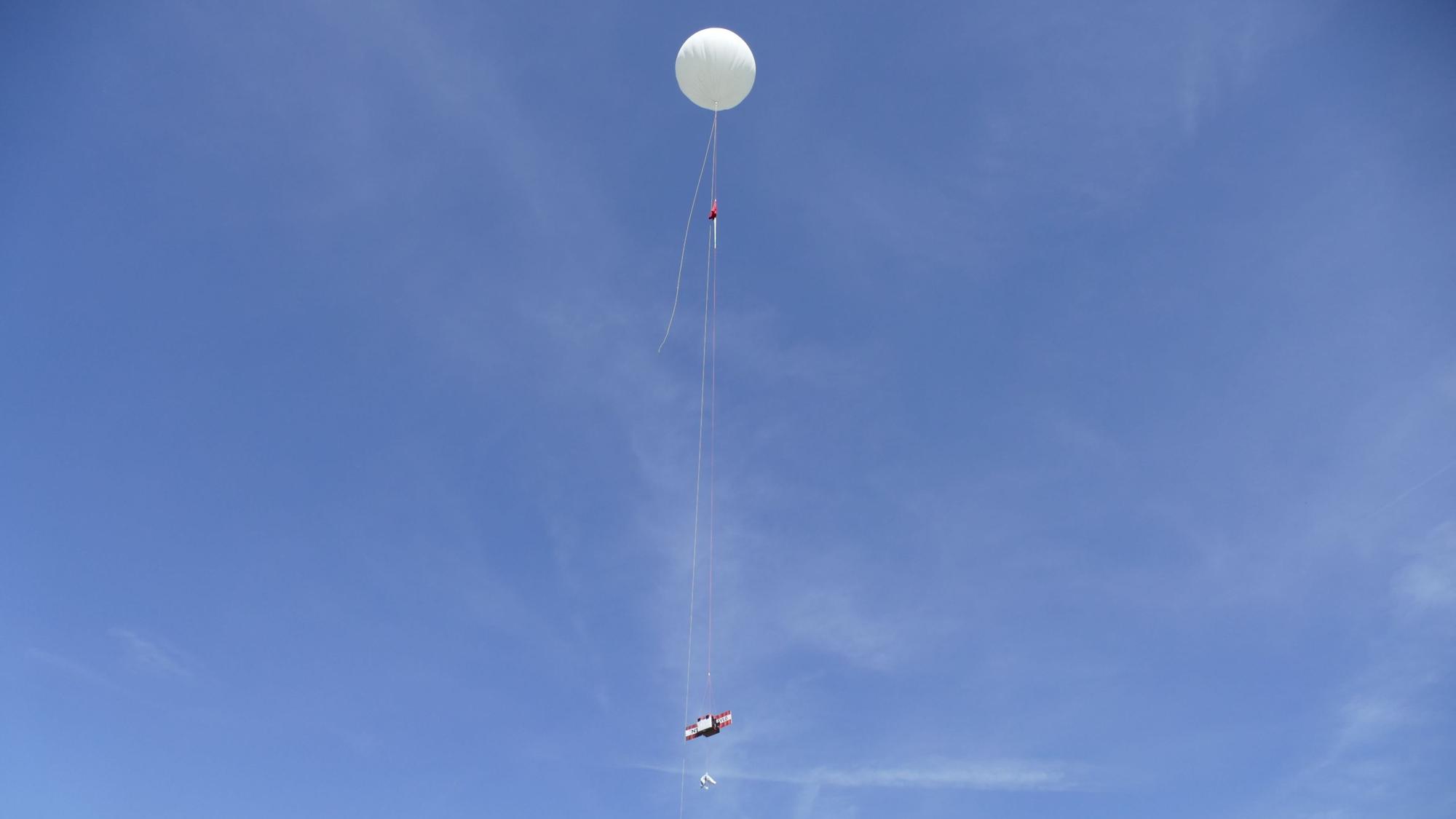 Mit fünf Metern pro Sekunde schwebt der Ballon davon.