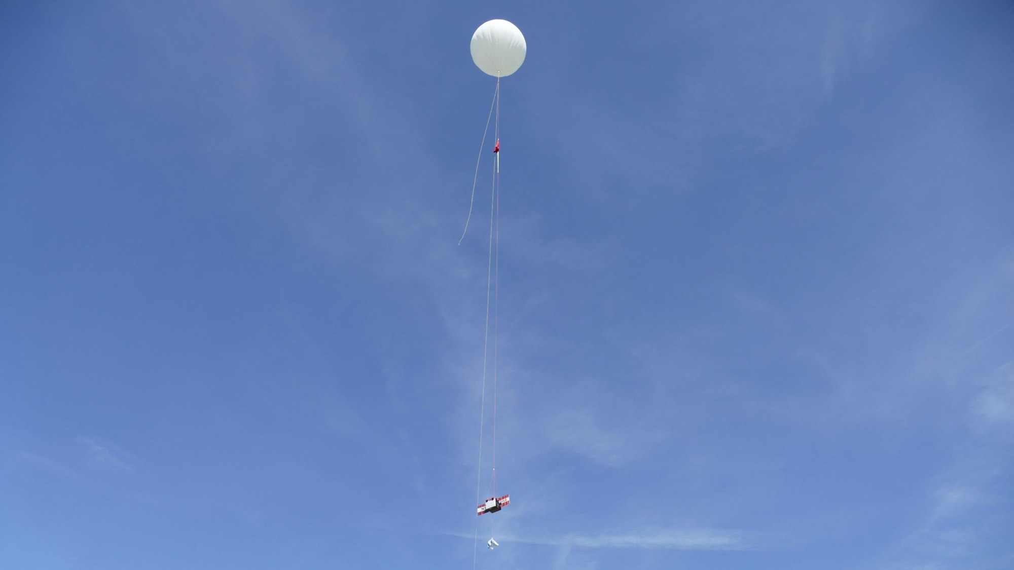 Mit fünf Metern pro Sekunde schwebt der Ballon davon.