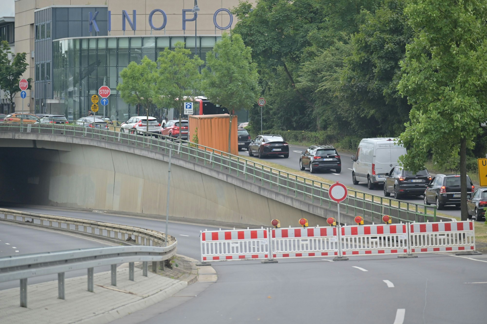 Die Absperrgitter auf dem Europaring in Höhe der Auffahrt zur Wöhlerstraße