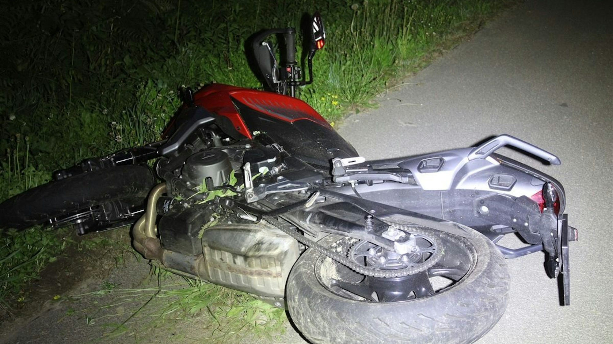 Symbolbild: Ein Motorrad liegt nach einem Unfall auf dem Asphalt.