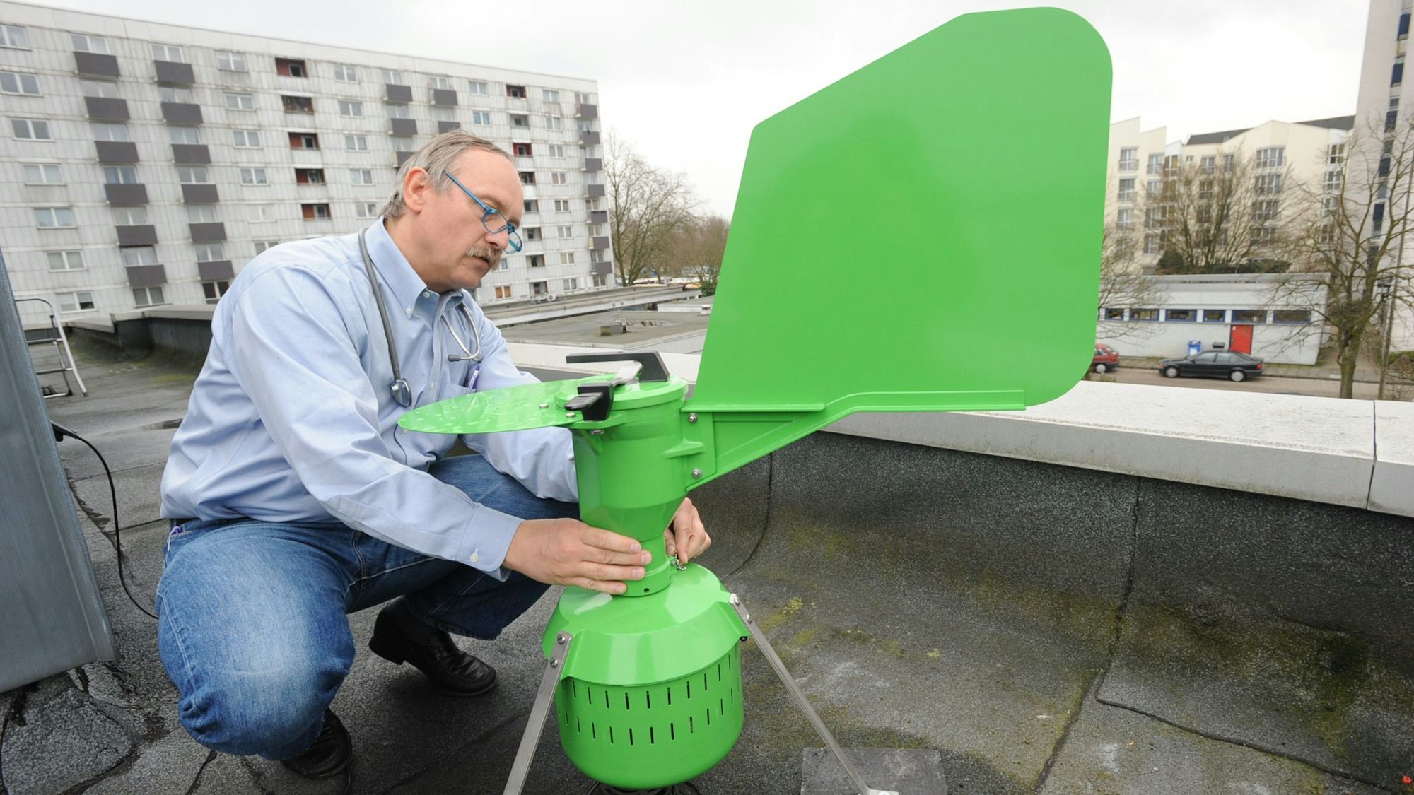 Die Pollenfalle auf dem Dach der Praxis Norbert Mülleneisen (2009).