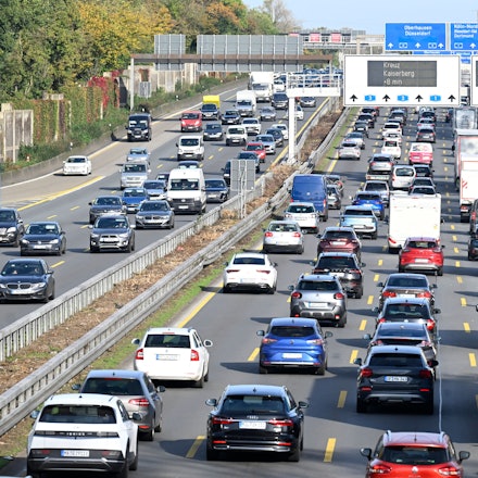 Fahrzeuge stauen sich am Leverkusener Kreuz.