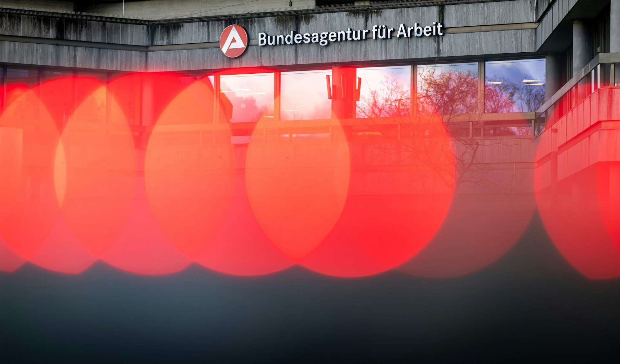 Die Bundesagentur für Arbeit (BA) berät nicht nur Arbeitslose - auch Menschen, die keine Leistungen beziehen, können sich dort Unterstützung holen.