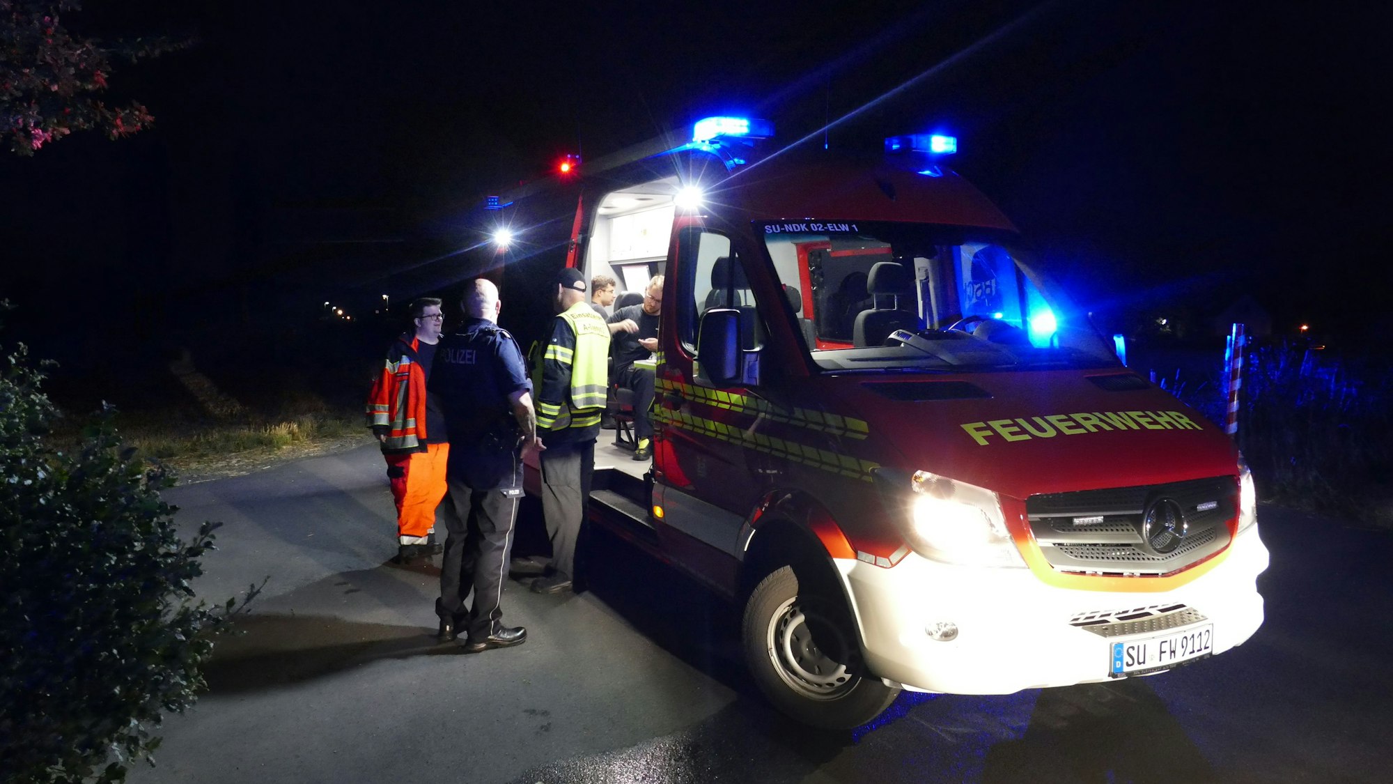 Die Polizei und Rettungskräfte der Feuerwehr suchten mit einem Großaufgebot nach der vermissten Person.