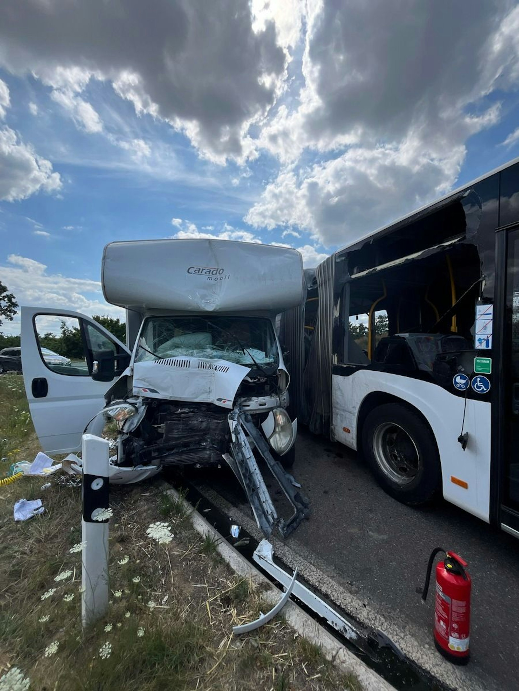 Ein in einen Unfall verwickeltes Wohnmobil und ein Schulbus.