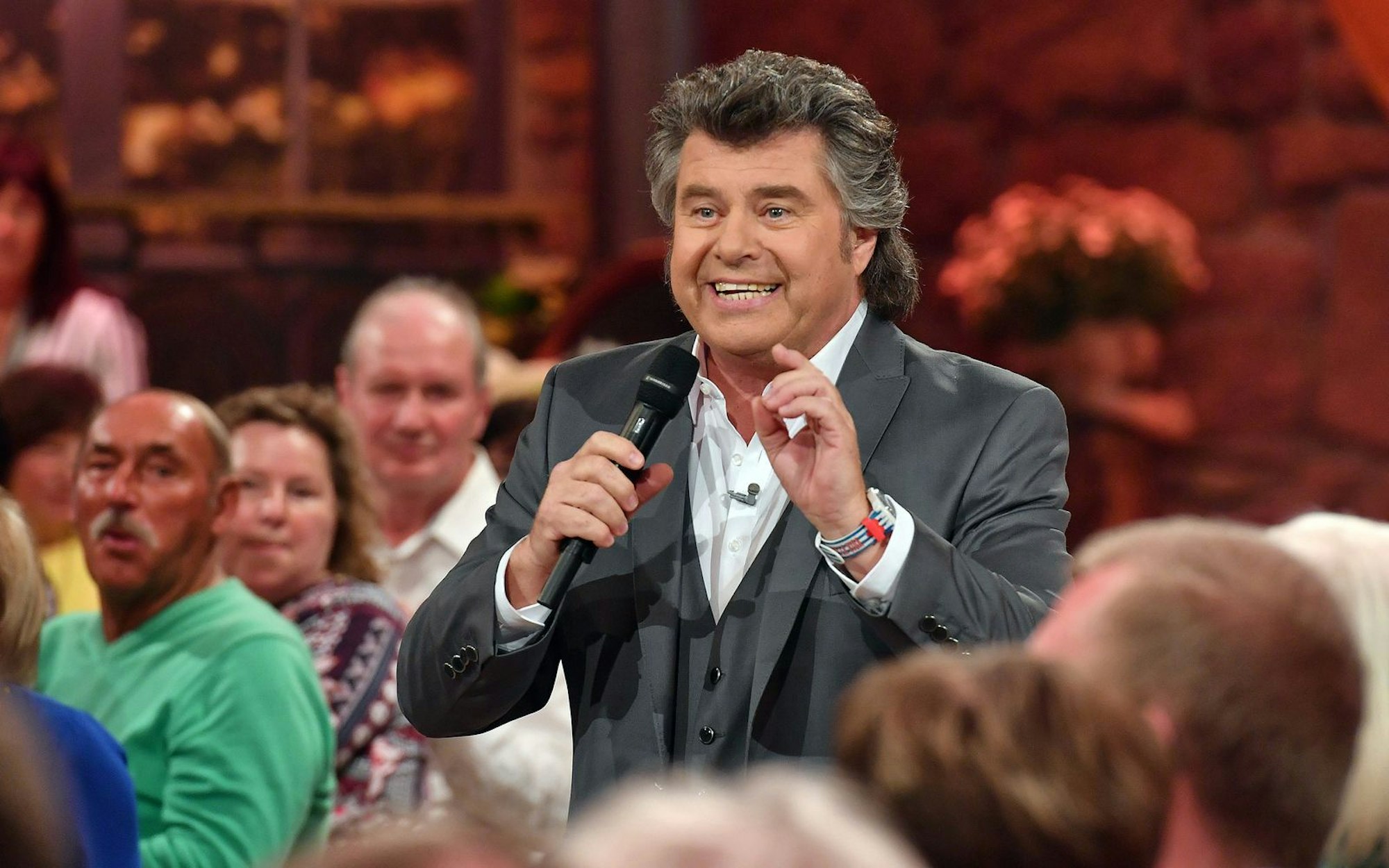 Ein Telefon brachte Andy Borg in der letzten „Schlager-Spaß“-Ausgabe an seine Grenzen. (Bild: SWR/Kimmig/Kerstin Joensson)
